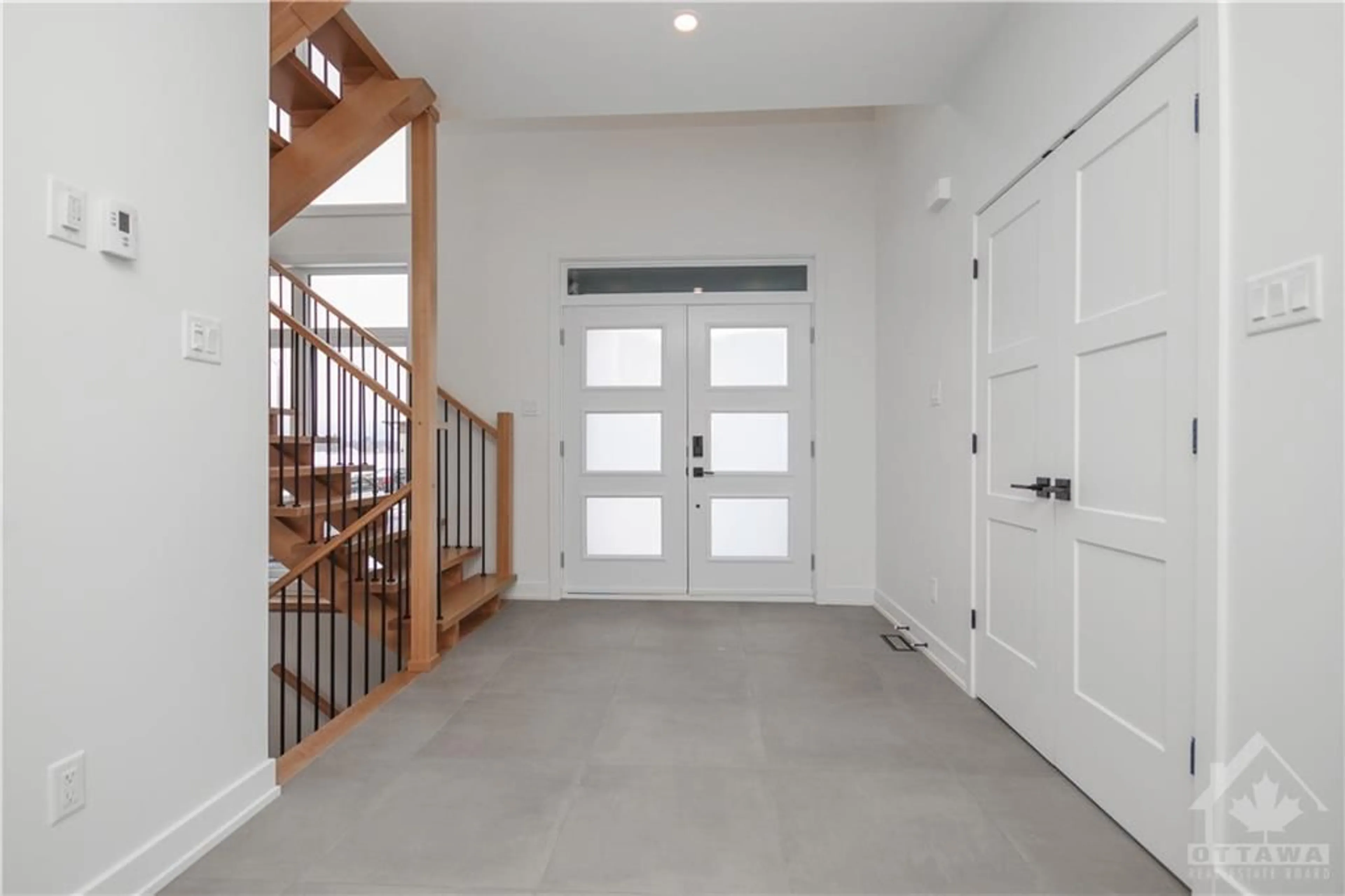 Indoor entryway, cement floor for 532 BARRAGE St, Casselman Ontario K0A 1M0