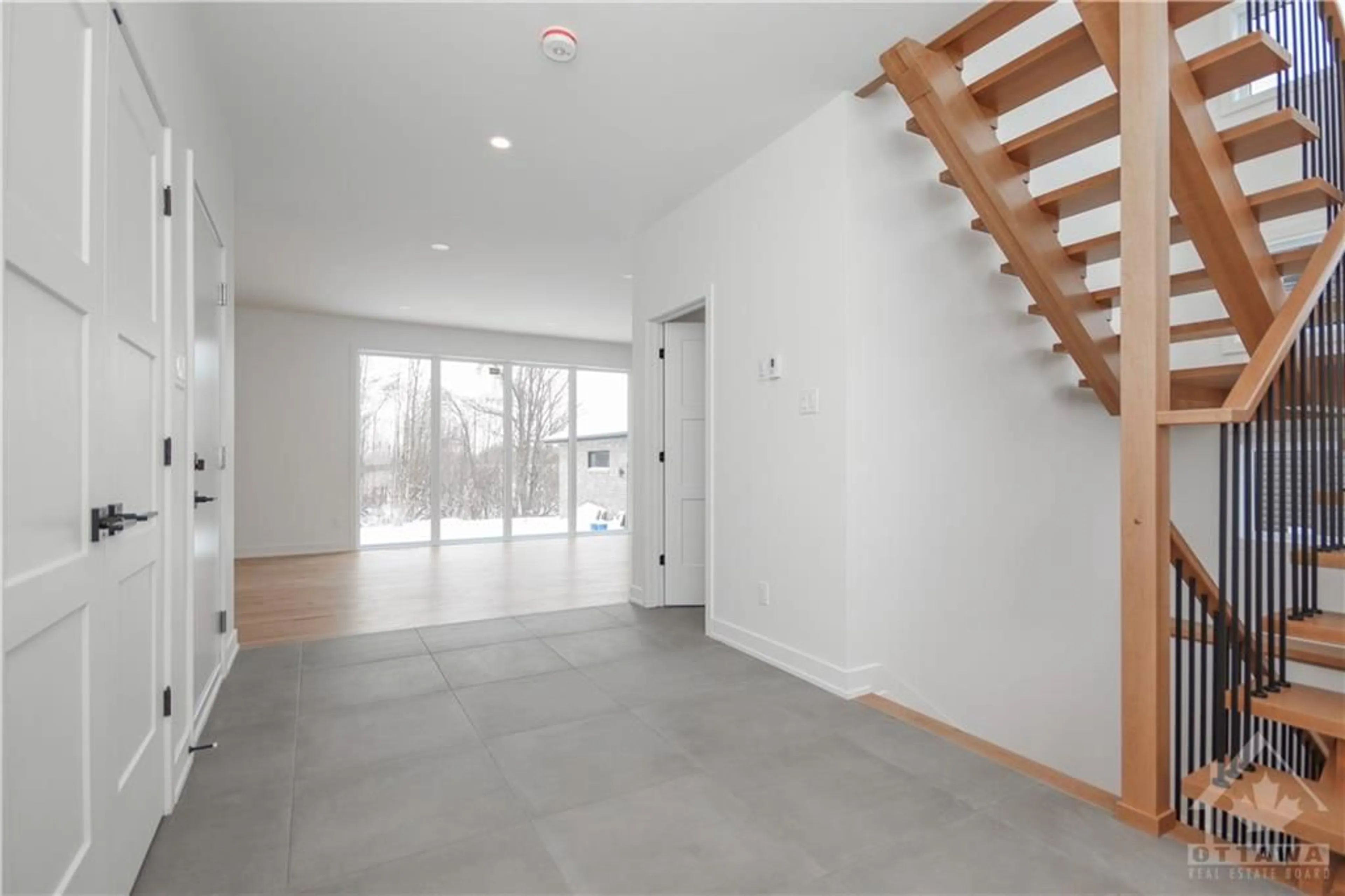 Indoor foyer, cement floor for 532 BARRAGE St, Casselman Ontario K0A 1M0