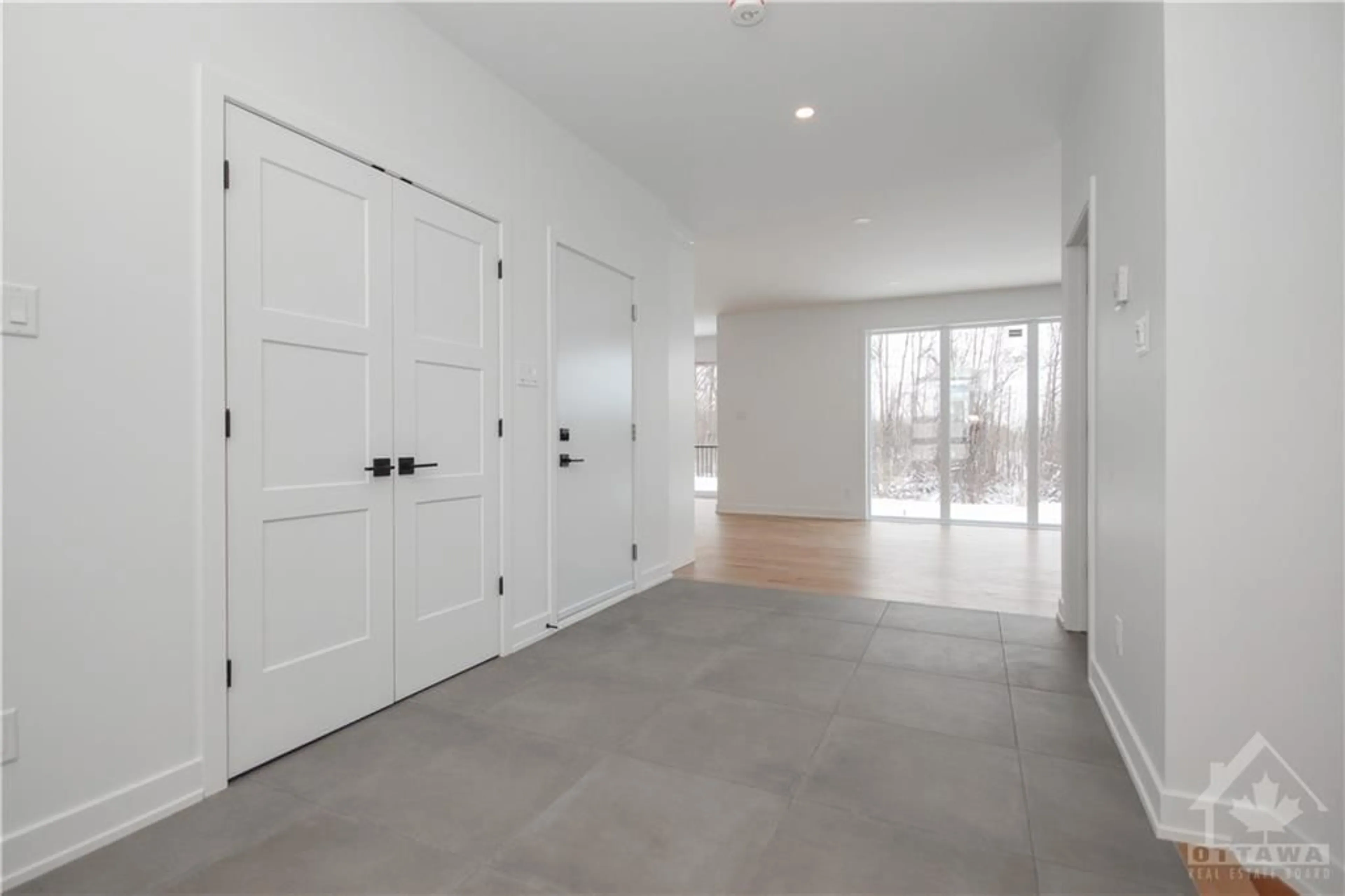 Indoor entryway, cement floor for 532 BARRAGE St, Casselman Ontario K0A 1M0