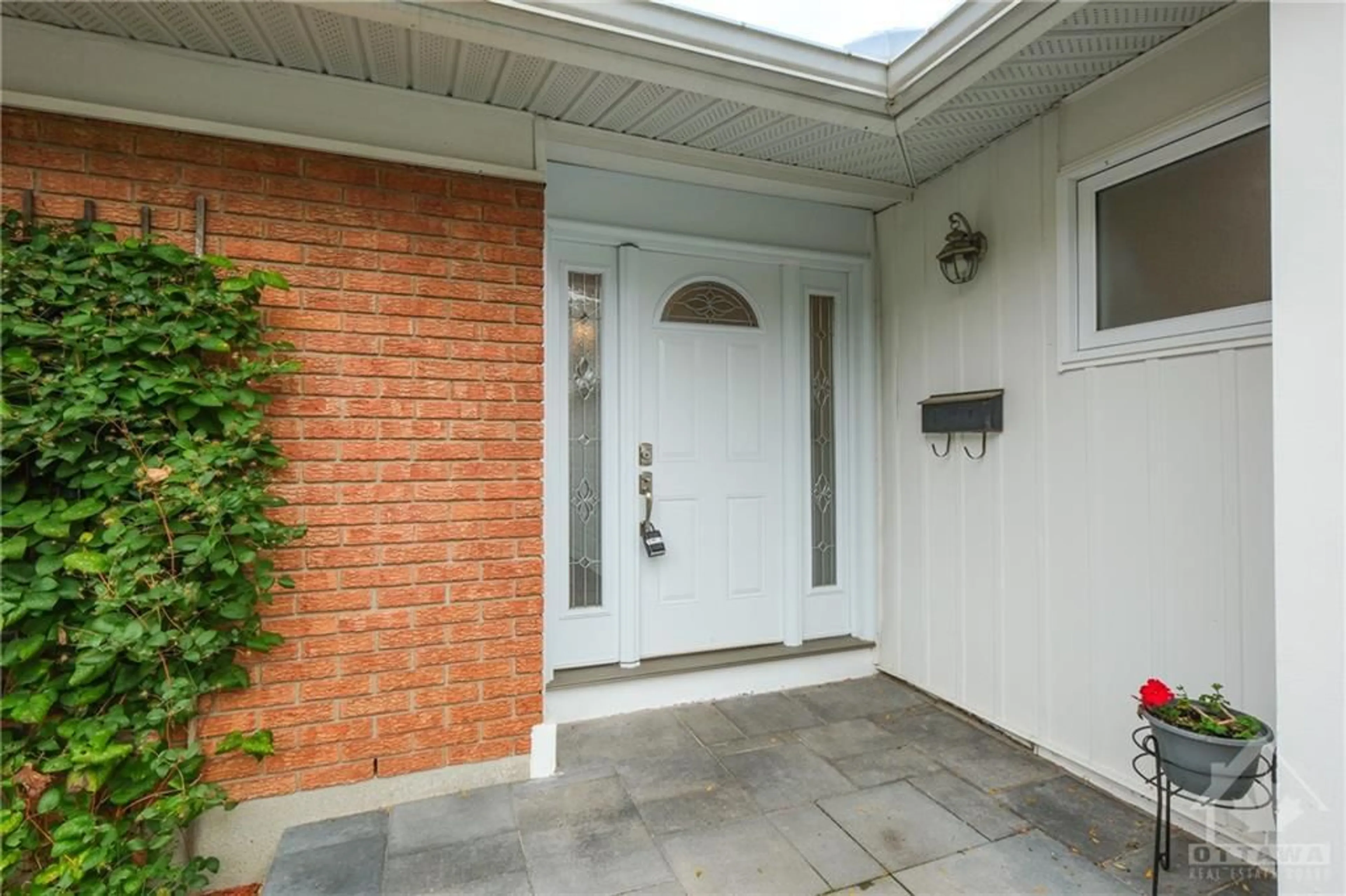 Indoor entryway for 552 BUCHANAN Cres, Ottawa Ontario K1J 7Y1