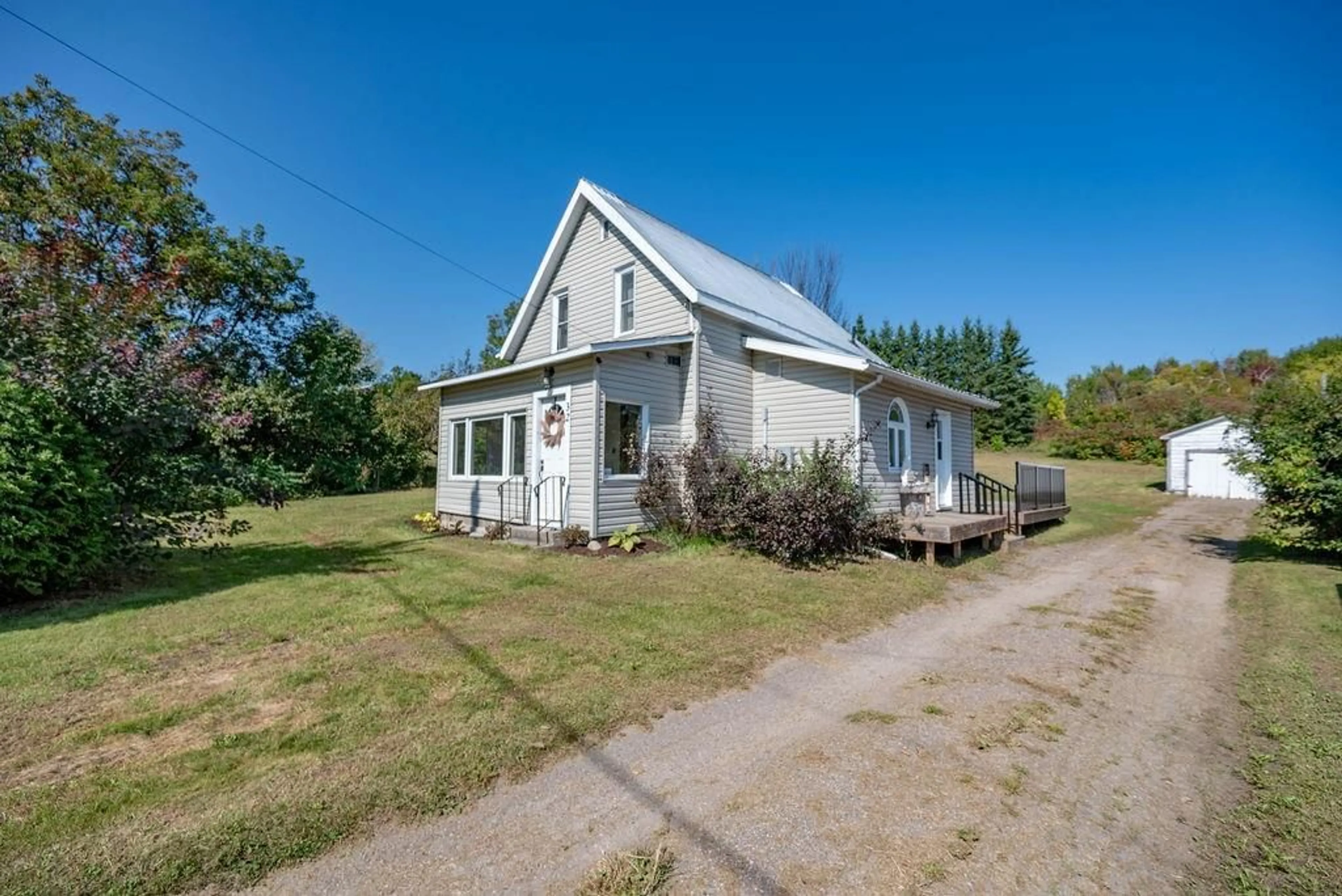 Frontside or backside of a home, cottage for 32 ROBERTSON Dr, Beachburg Ontario K0J 1C0