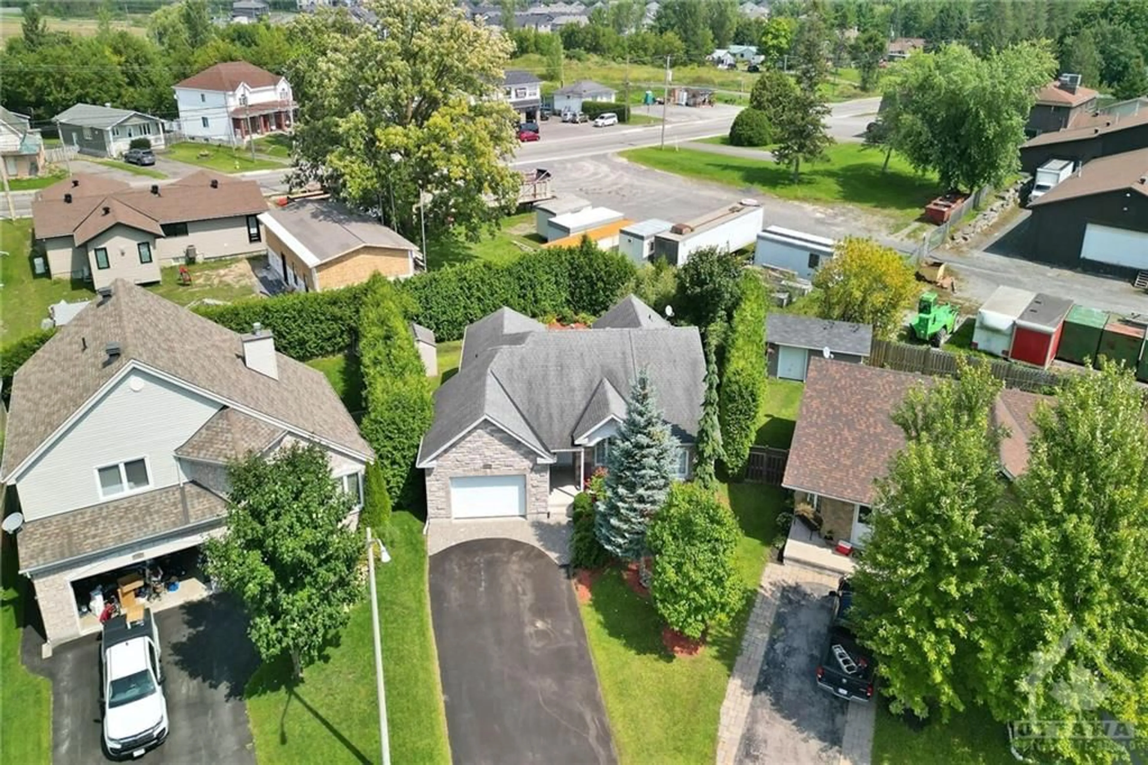 Frontside or backside of a home, the street view for 177 SANDRA Cres, Rockland Ontario K4K 1R8