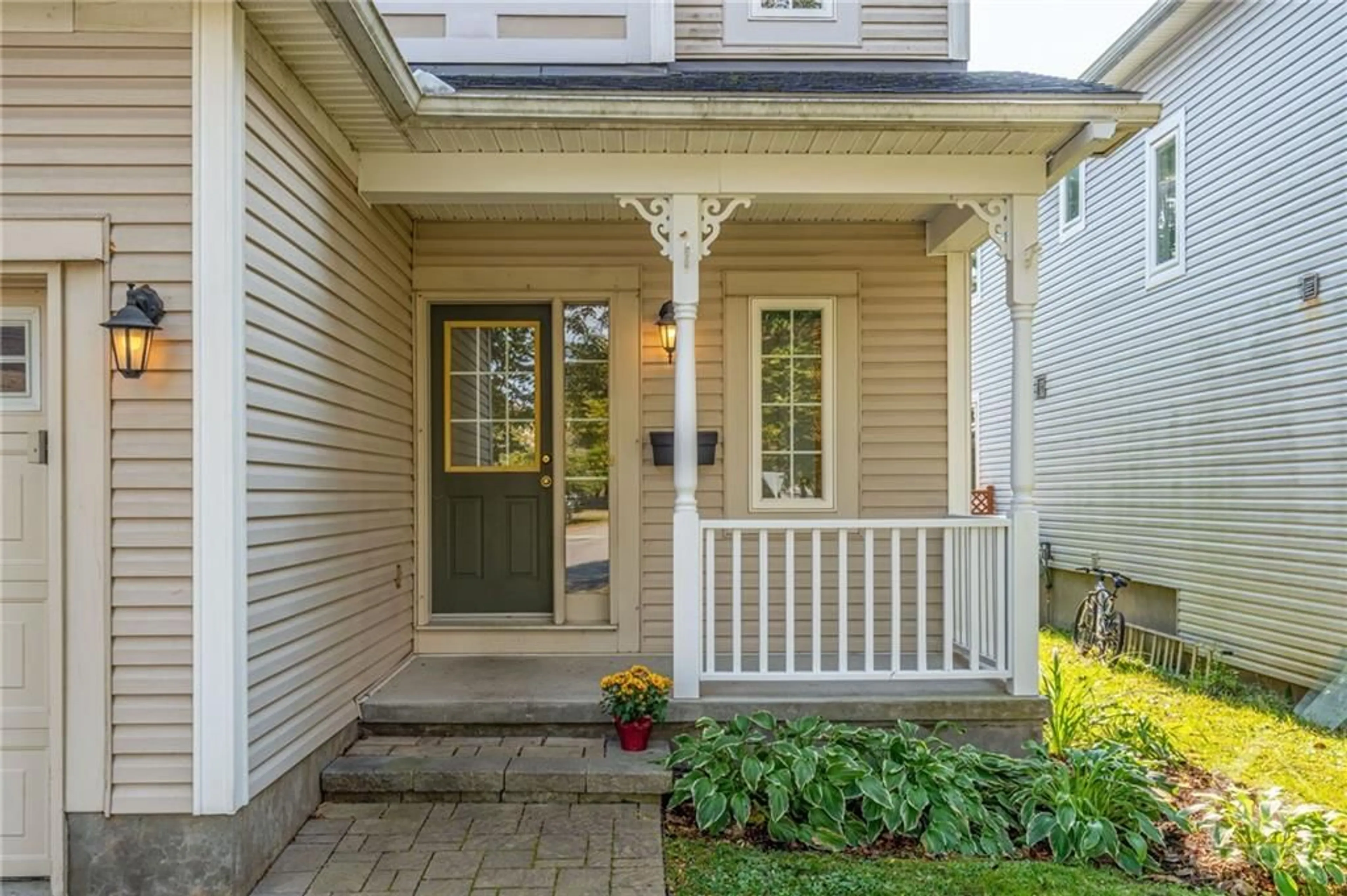 Indoor entryway, wood floors for 133 HEMLO Cres, Ottawa Ontario K2T 1E3