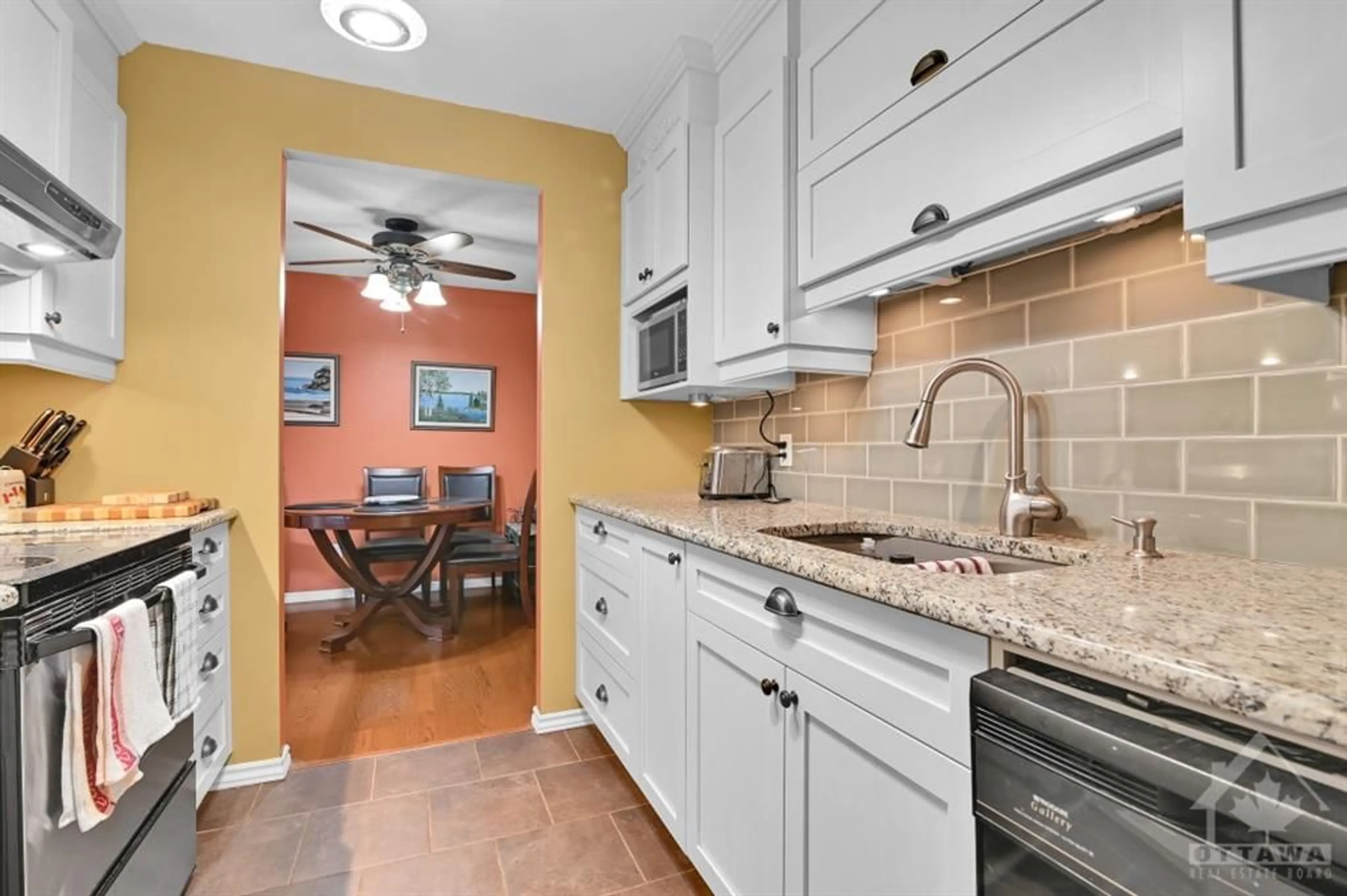 Standard kitchen for 470 LAURIER Ave #604, Ottawa Ontario K1R 7W9