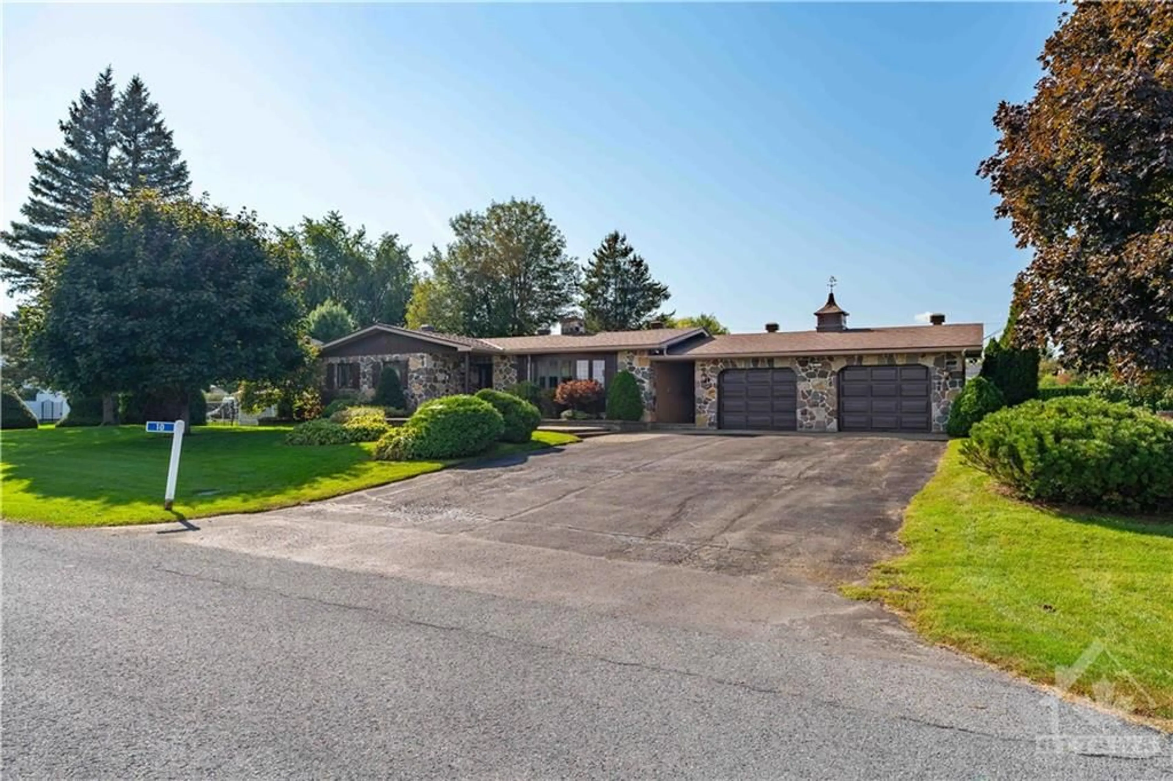 Frontside or backside of a home, the street view for 10 ORCHARD St, Hawkesbury Ontario K6A 2V7