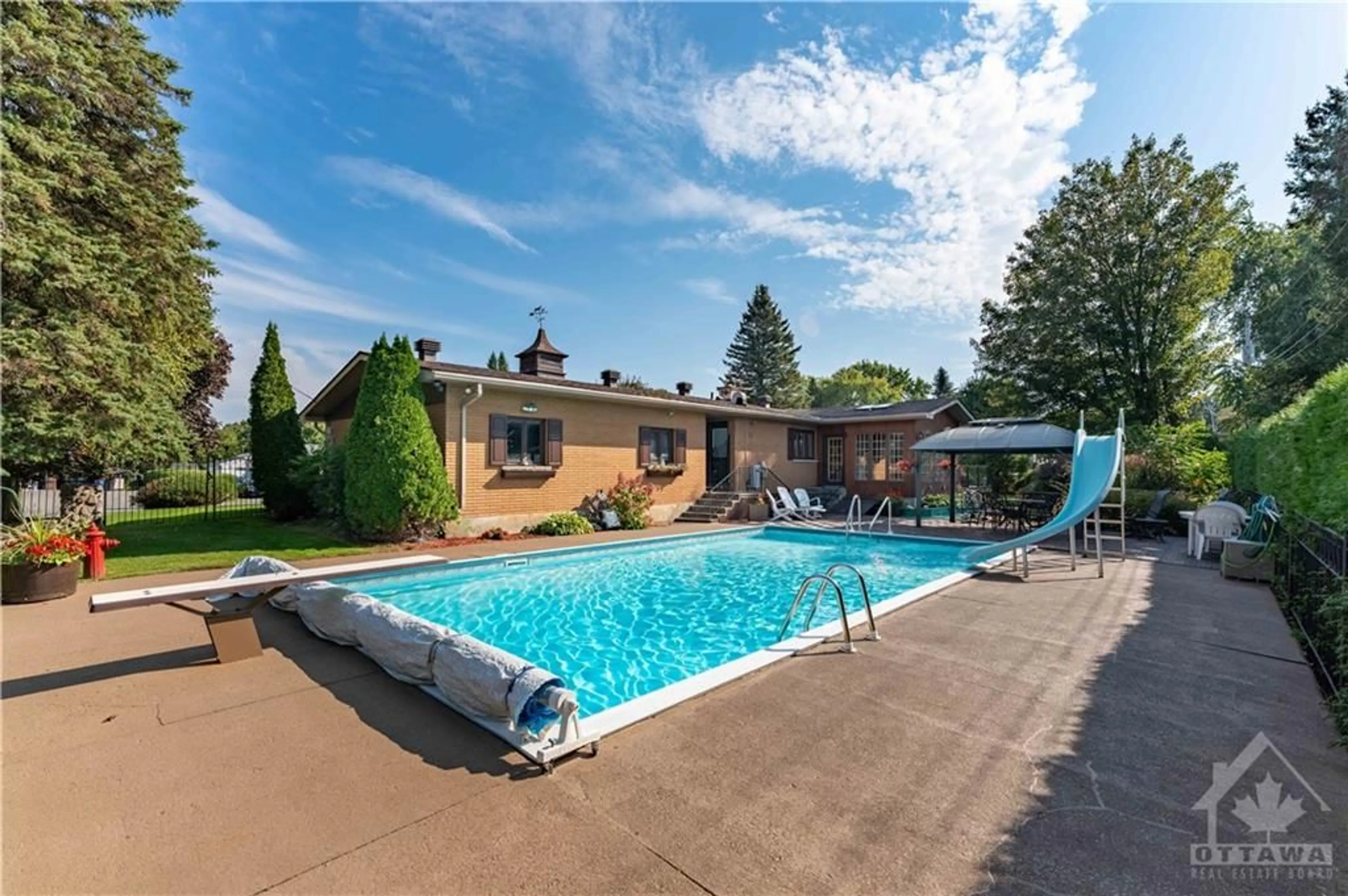 Indoor or outdoor pool for 10 ORCHARD St, Hawkesbury Ontario K6A 2V7