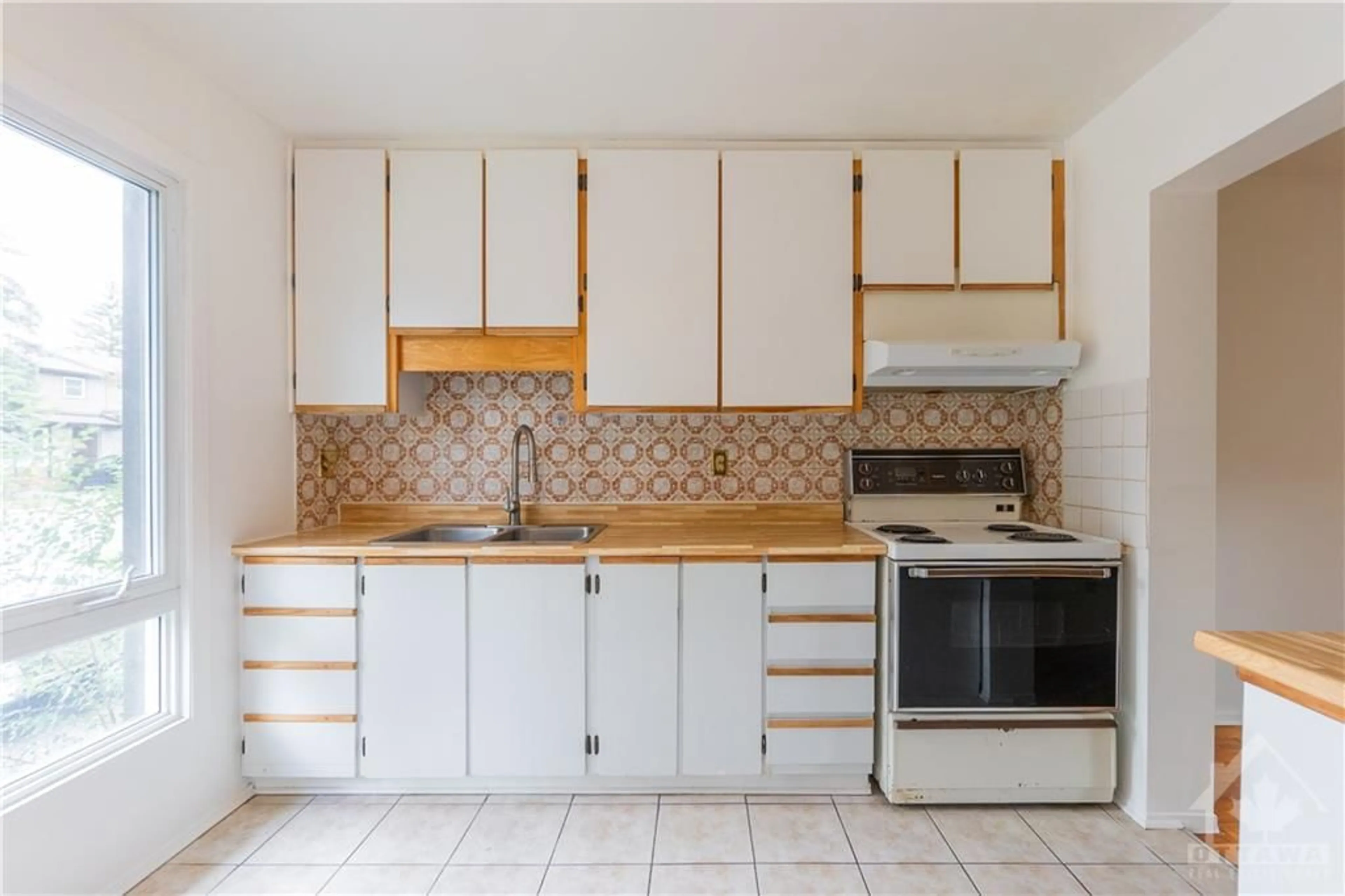 Standard kitchen, wood floors for 6268 CASTILLE Crt, Ottawa Ontario K1C 1X8