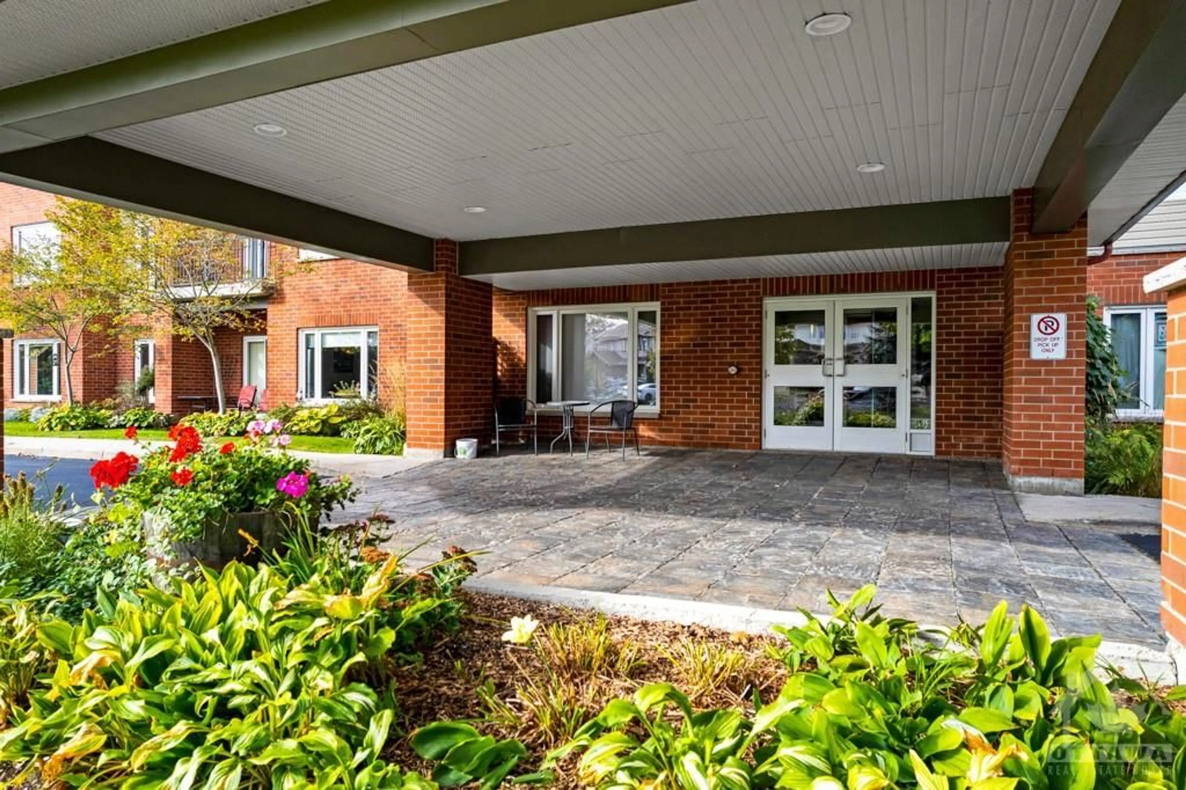 Indoor foyer, cement floor for 100 JAMIESON St #100, Almonte Ontario K0A 1A0