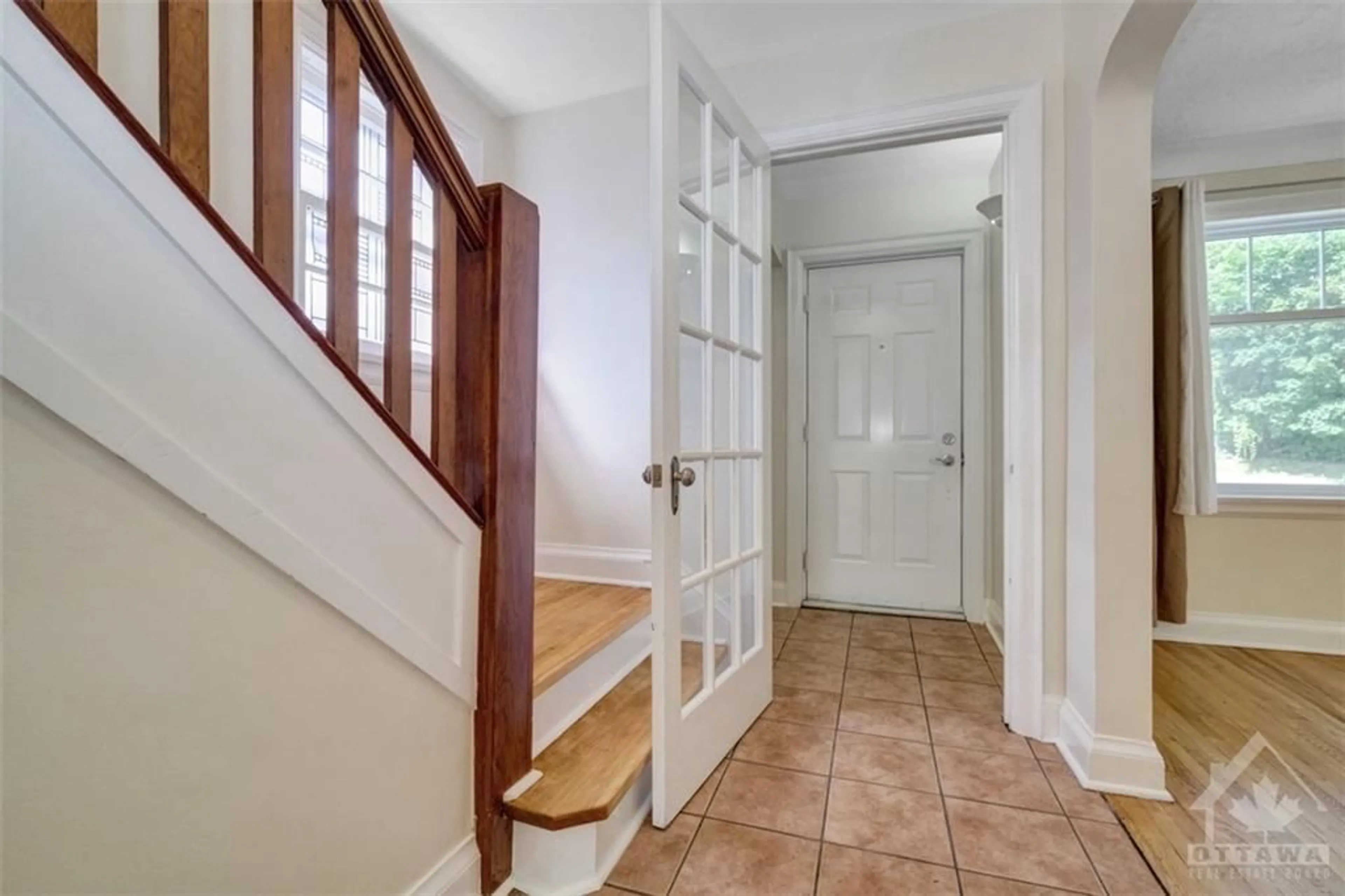 Indoor entryway, wood floors for 379 MAIN St, Ottawa Ontario K1S 1E2