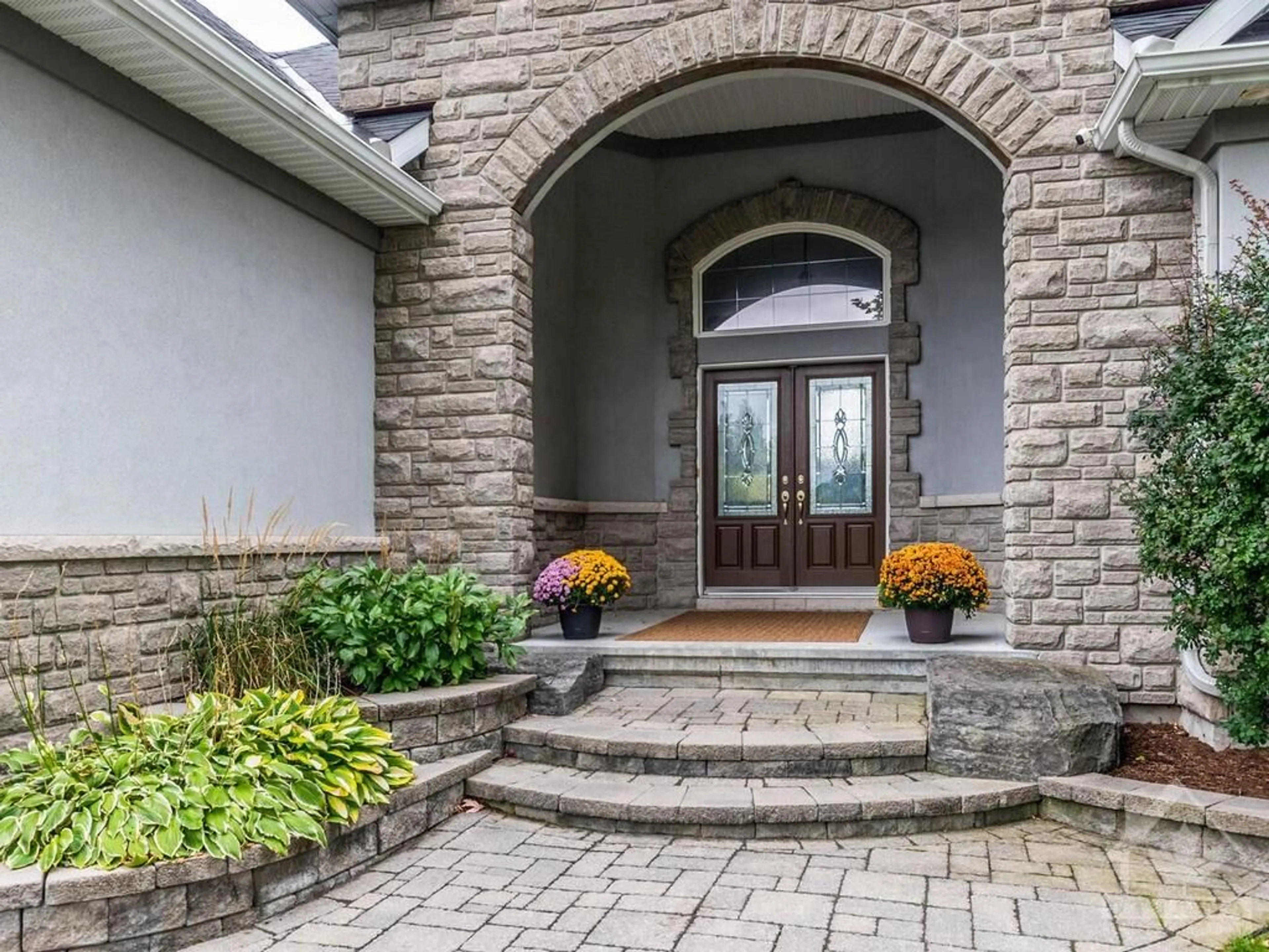 Indoor entryway, cement floor for 50 FRANCES COLBERT Ave, Ottawa Ontario K0A 1L0