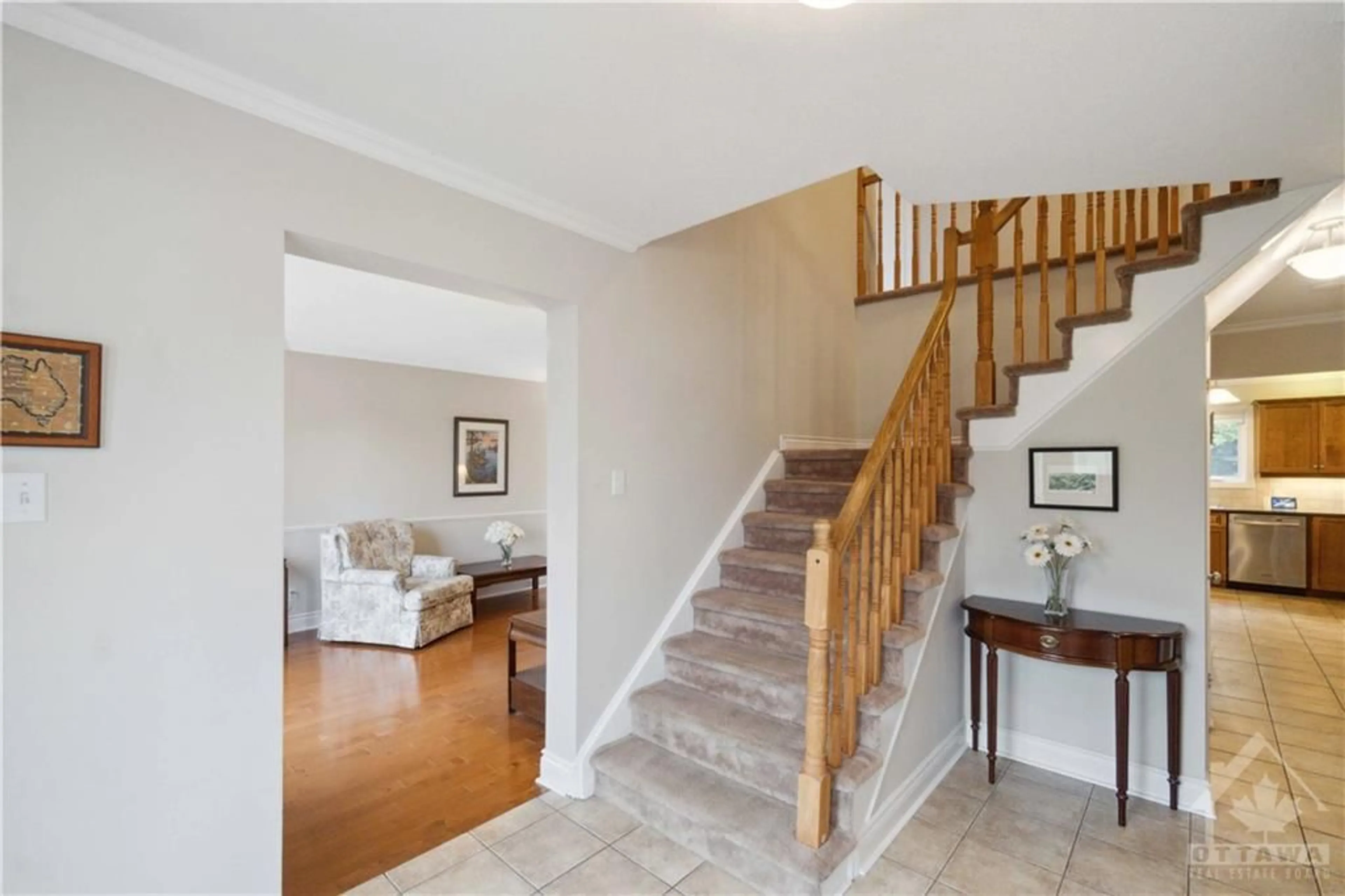 Indoor foyer, wood floors for 8 SPINDLE Way, Stittsville Ontario K2S 1J4