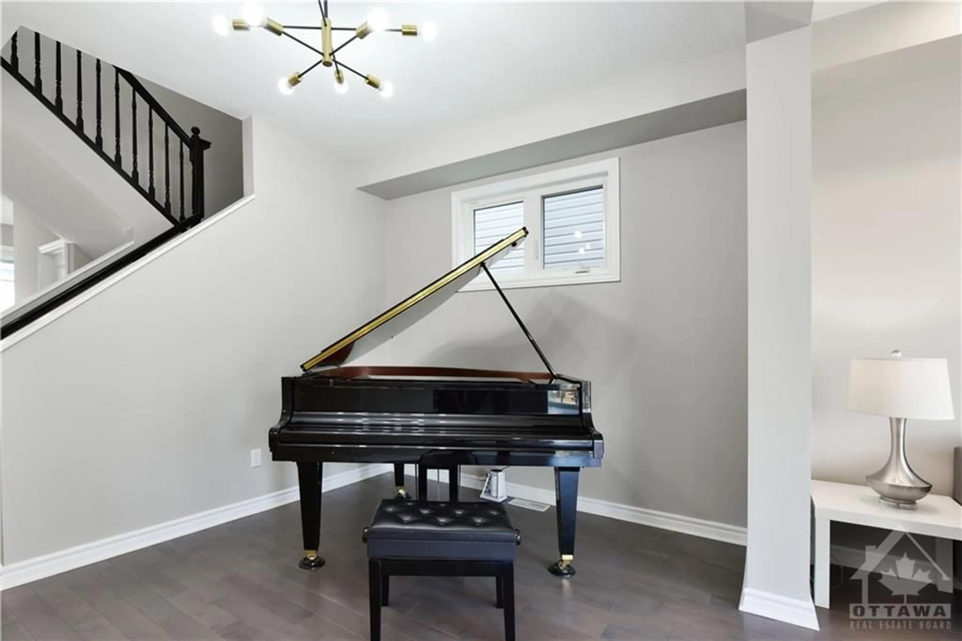 Indoor foyer, wood floors for 567 PAINE Ave, Kanata Ontario K2T 0K7