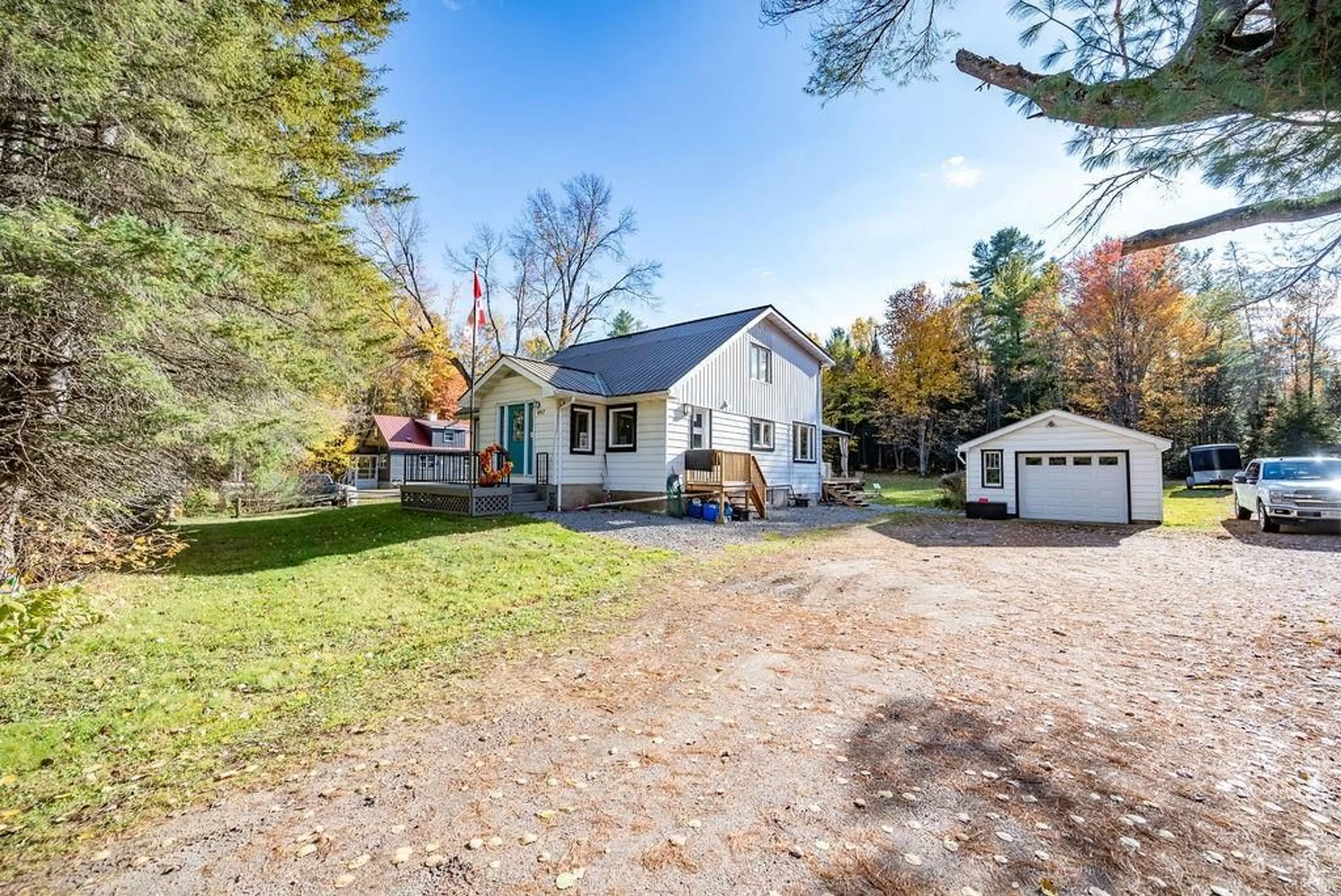 Patio, cottage for 32779 HIGHWAY 17 Hwy, Deep River Ontario K0J 1P0