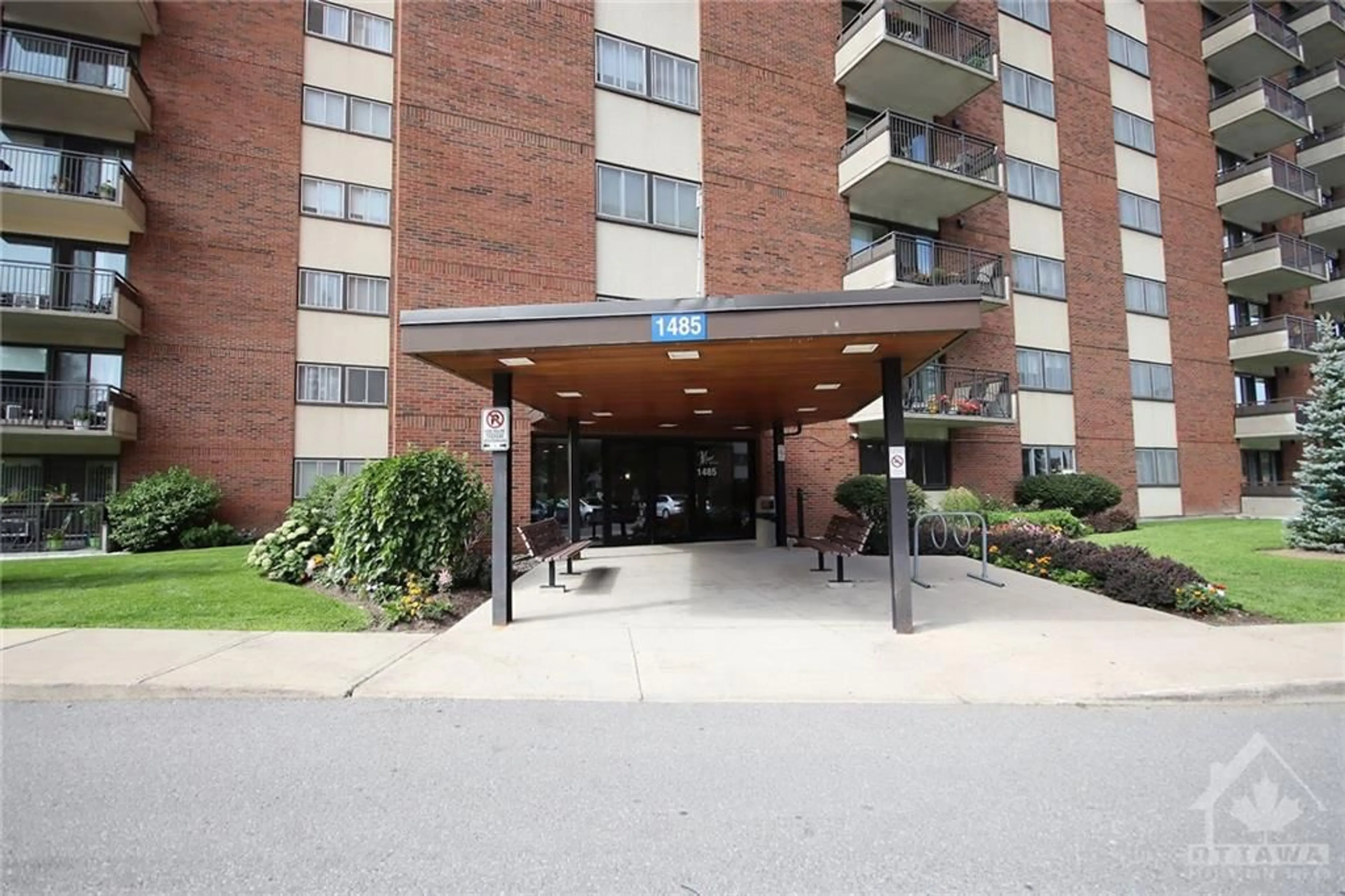 Indoor foyer for 1485 BASELINE Rd #210, Ottawa Ontario K2C 3L4