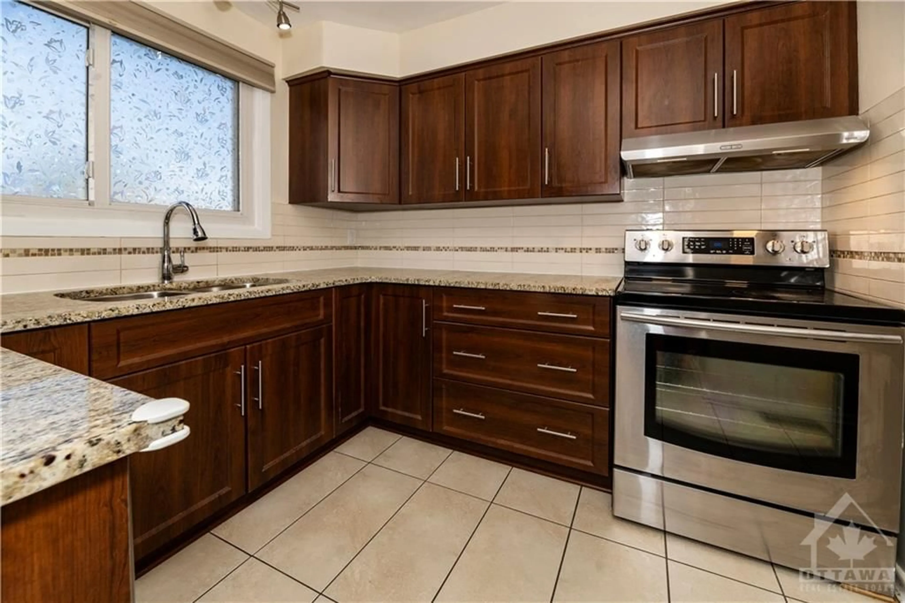 Standard kitchen, ceramic floors, cottage for 57 HADLEY Cir, Ottawa Ontario K2H 7Z8