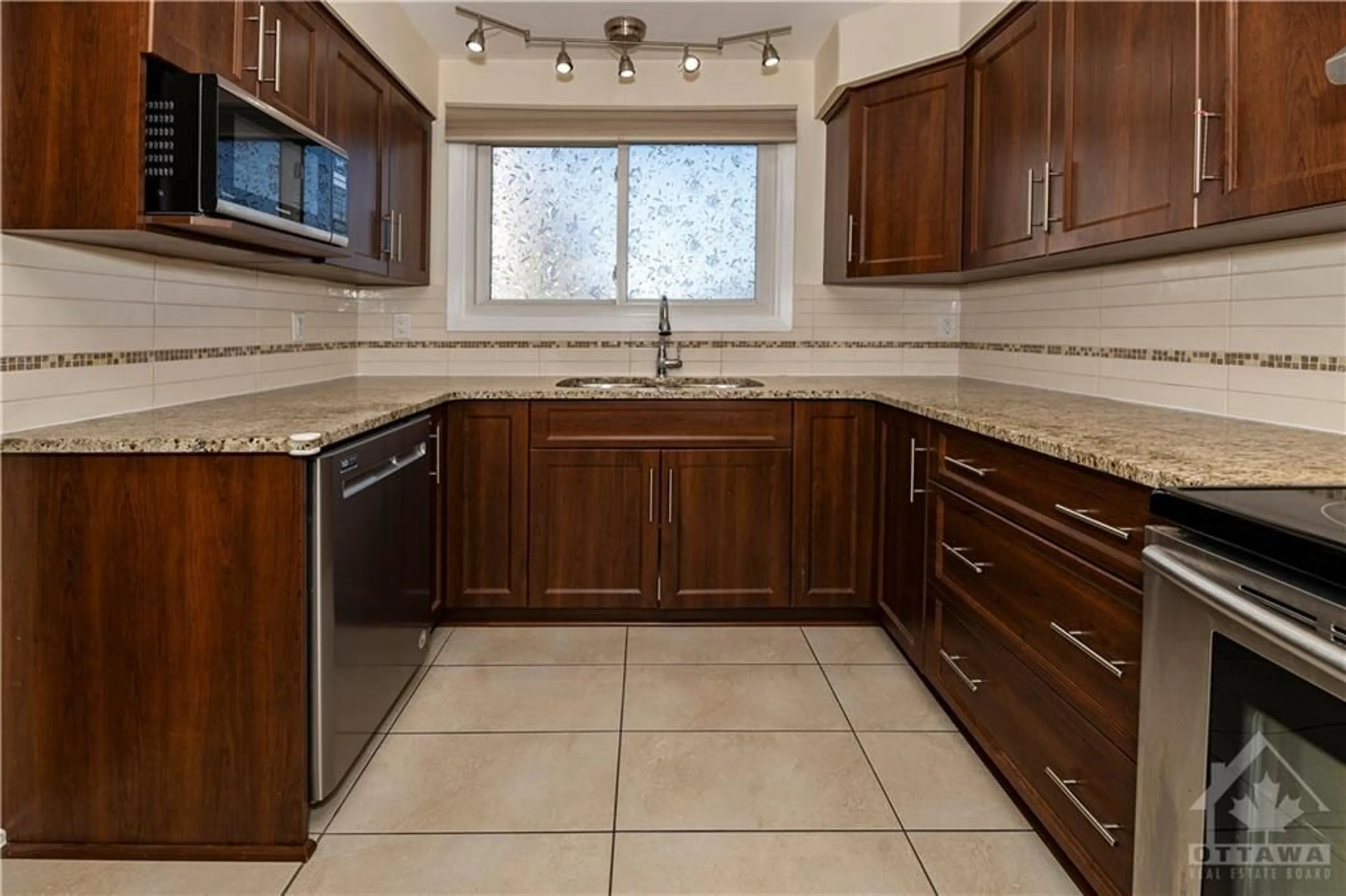 Standard kitchen, ceramic floors, cottage for 57 HADLEY Cir, Ottawa Ontario K2H 7Z8