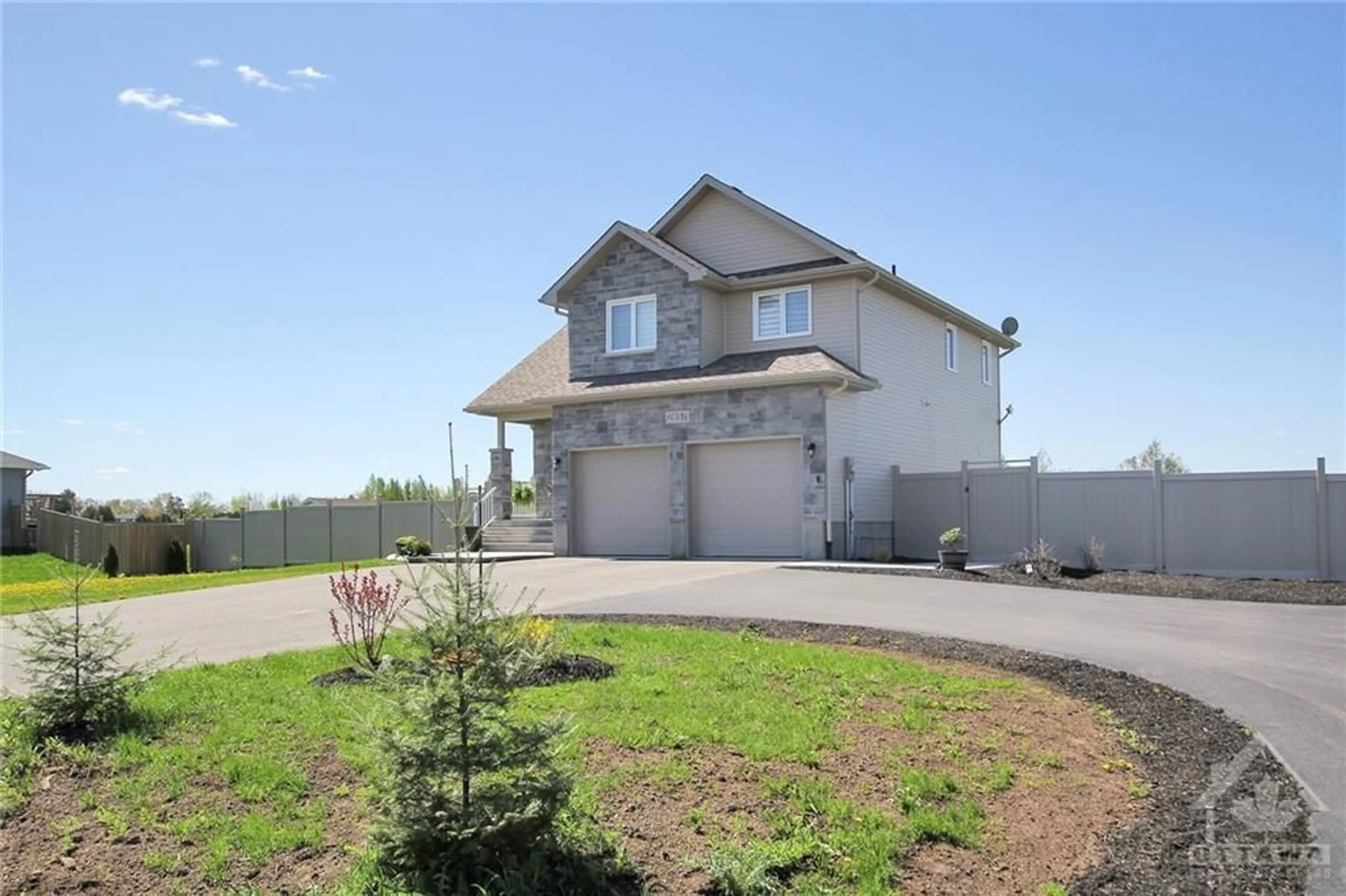 Frontside or backside of a home, the fenced backyard for 2857 DUNROBIN Rd, Ottawa Ontario K0A 1T0