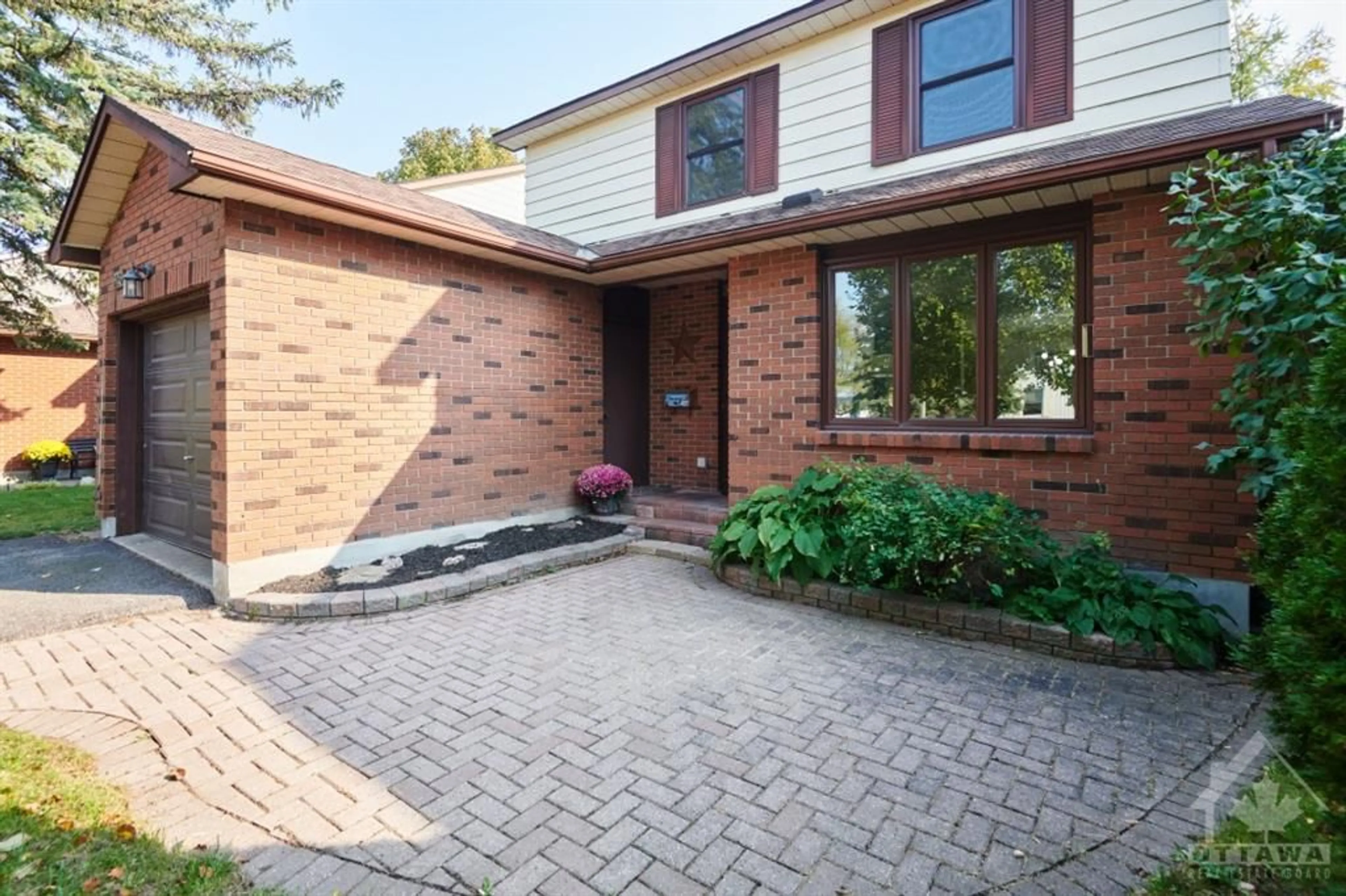 Home with brick exterior material for 6278 FORTUNE Dr, Orleans Ontario K1C 2B1