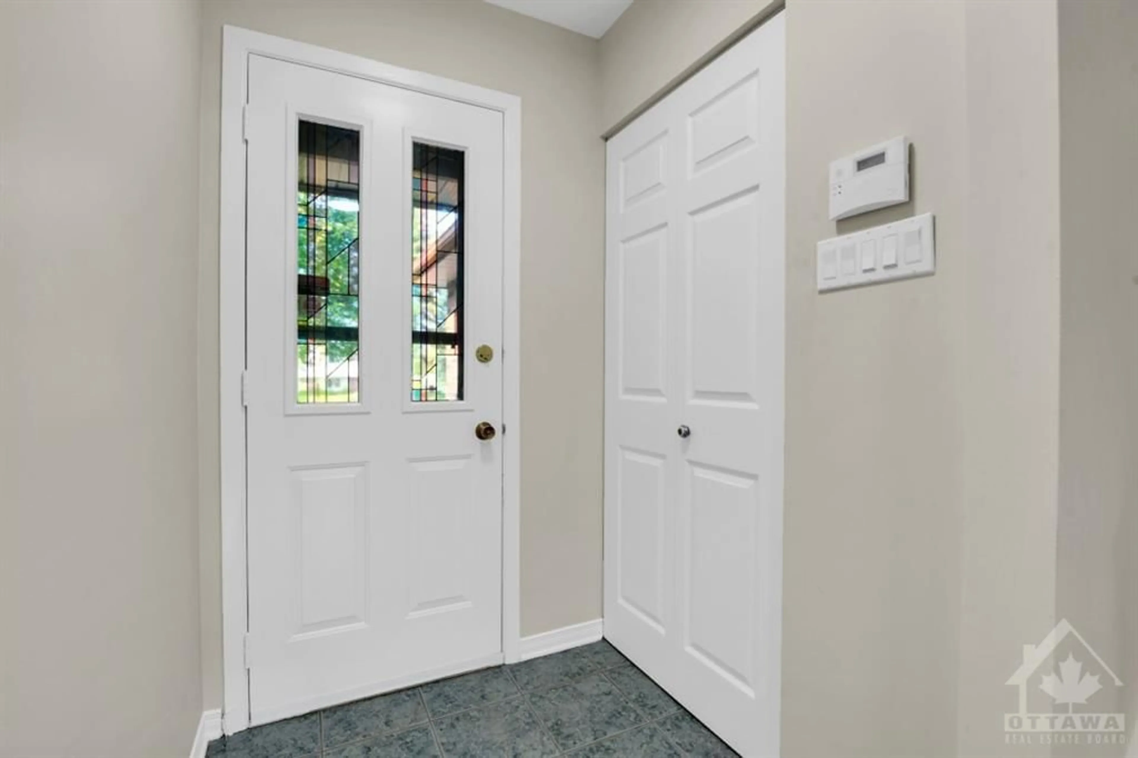 Indoor entryway, wood floors for 6278 FORTUNE Dr, Orleans Ontario K1C 2B1