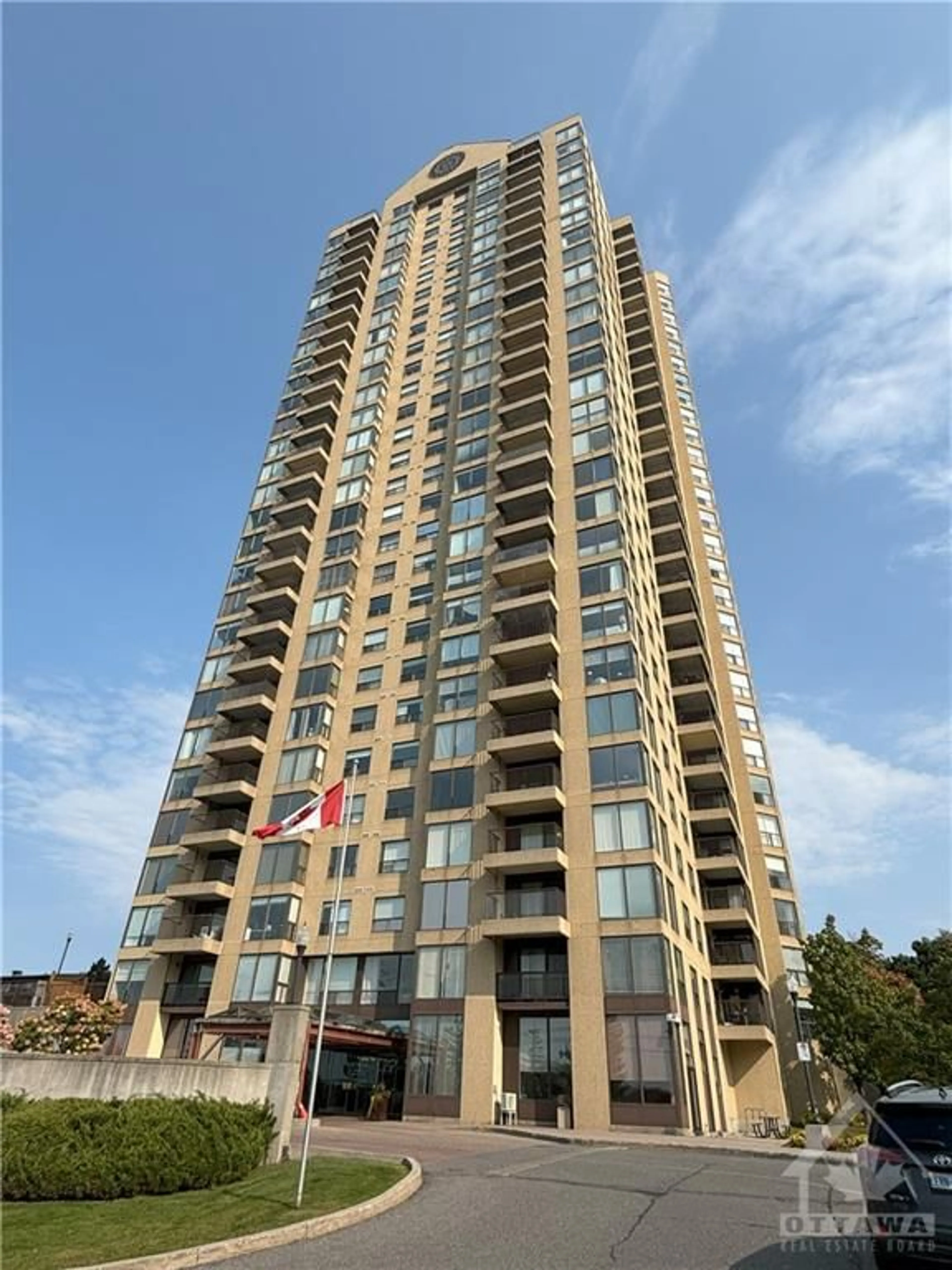 A pic from exterior of the house or condo, the front or back of building for 545 ST LAURENT Blvd #903, Ottawa Ontario K1K 4H9