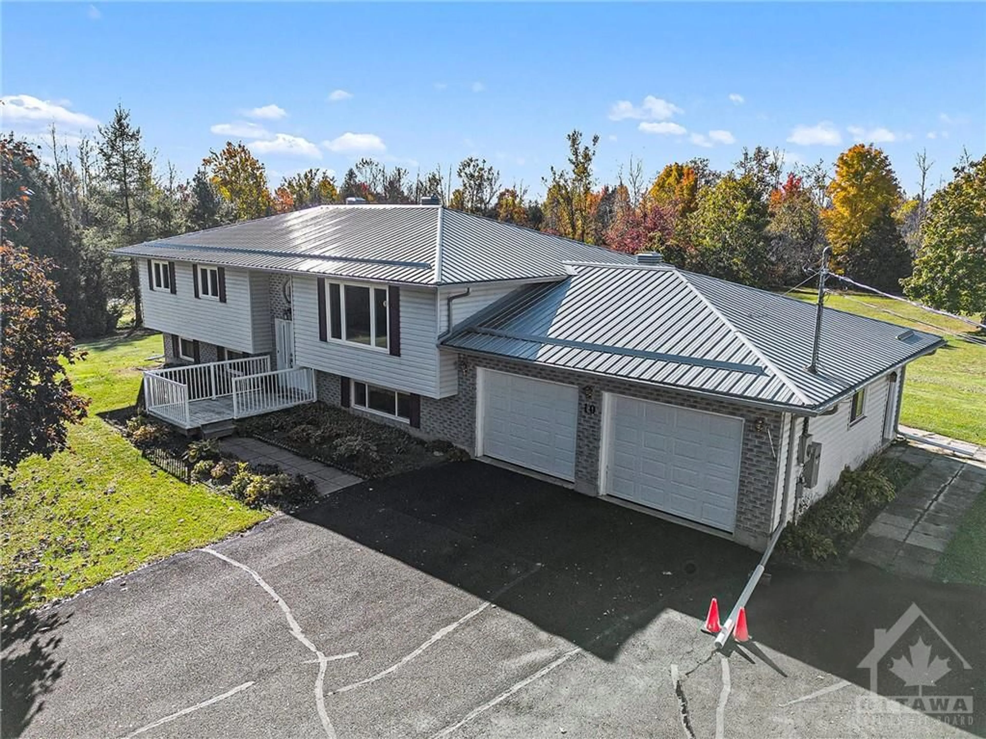 Frontside or backside of a home, the front or back of building for 10 CACHET Dr, Smiths Falls Ontario K7A 0C6