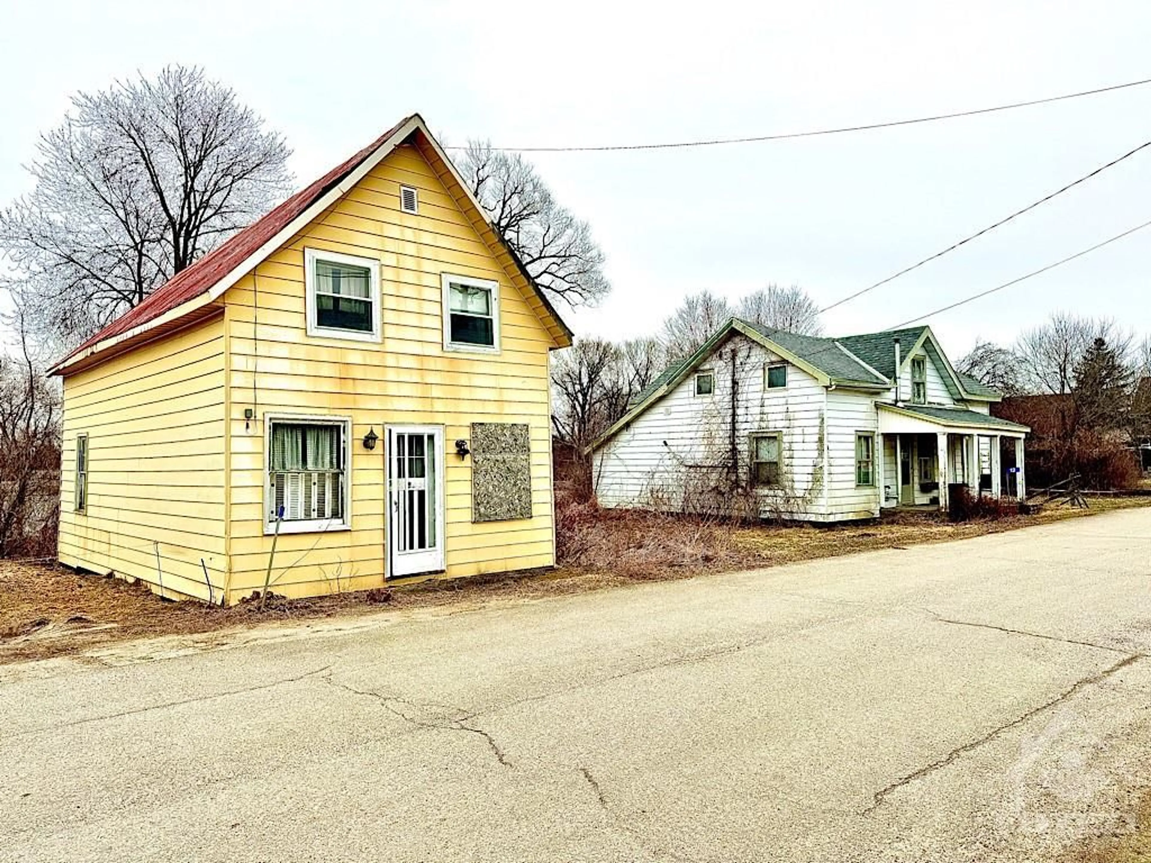 Frontside or backside of a home, cottage for 12 VICTORIA St, Jasper Ontario K0G 1G0