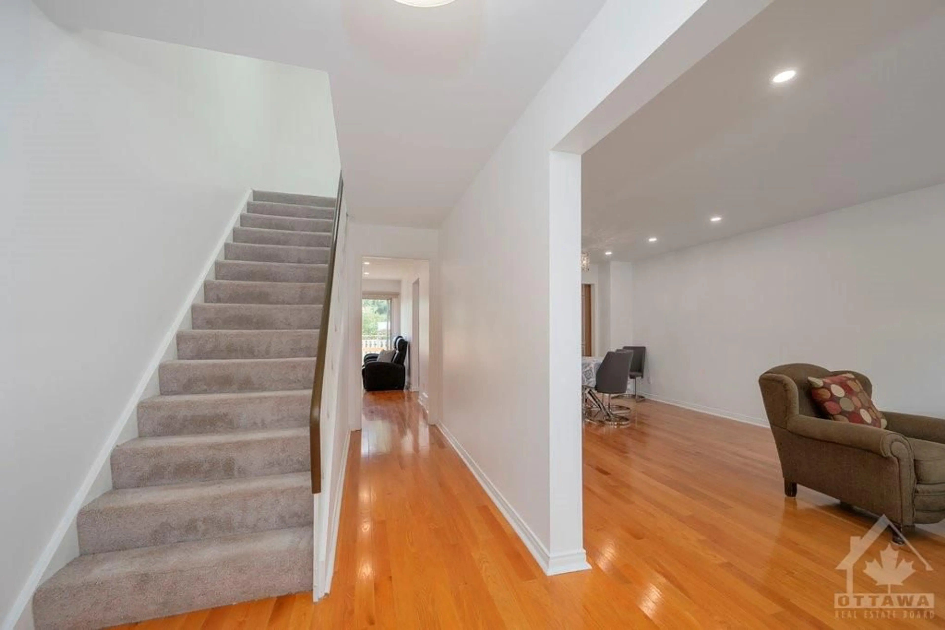 Indoor entryway, wood floors for 60 SHOREHAM Ave, Ottawa Ontario K2G 3T7