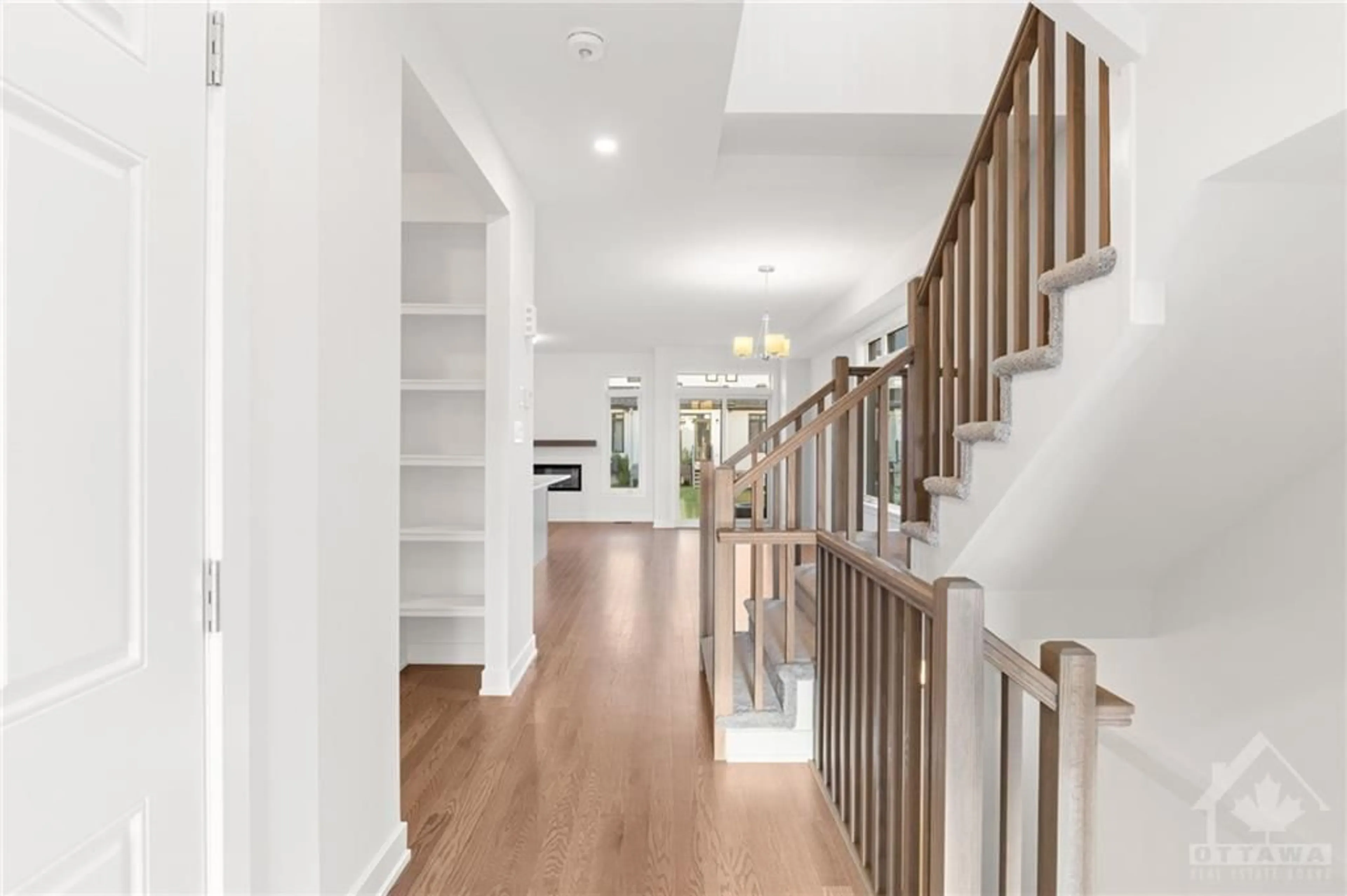 Indoor entryway, wood floors for 128 BIG DIPPER St, Ottawa Ontario K4M 0L1