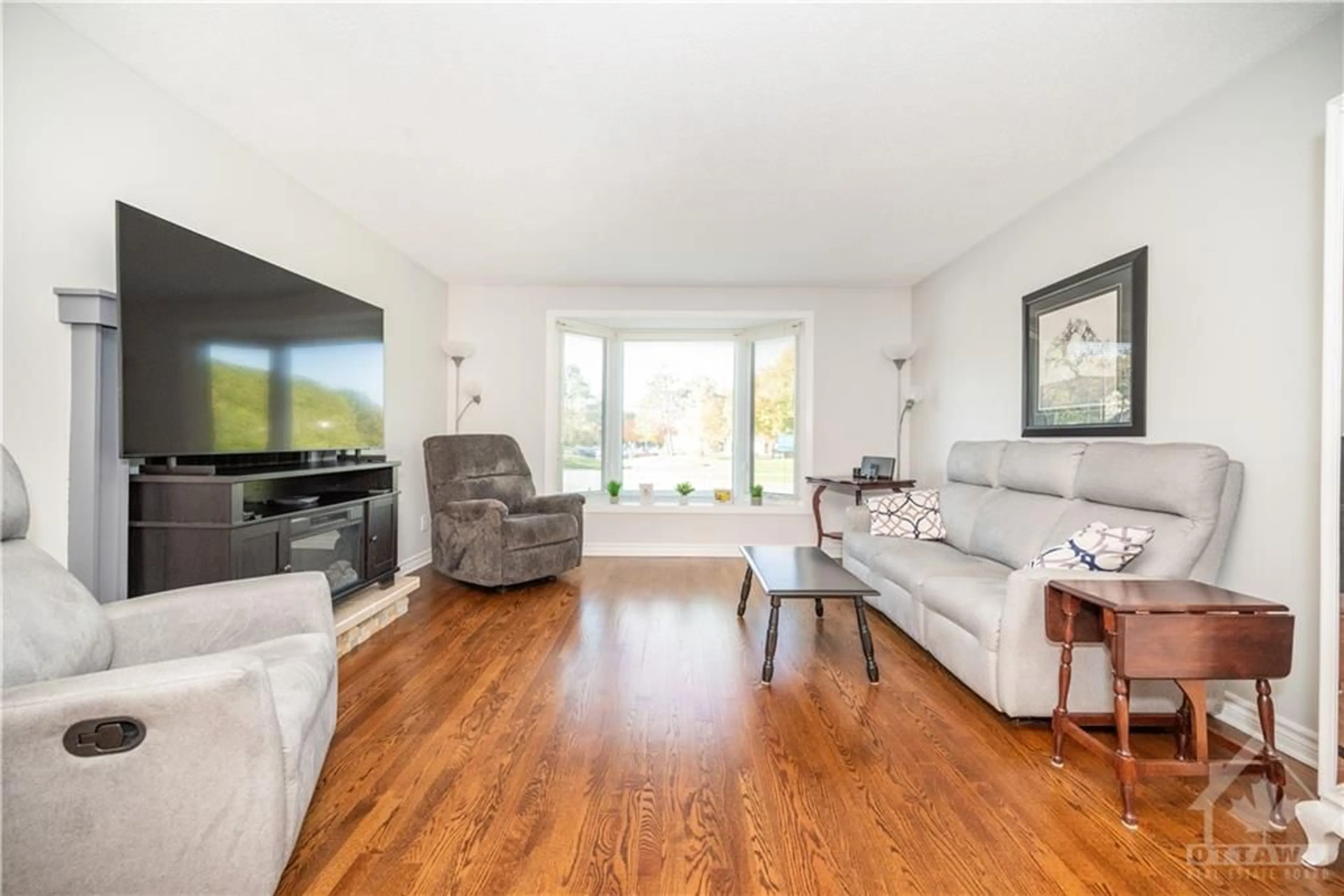 Living room, wood floors for 7858 DECARIE Dr, Ottawa Ontario K1C 2C8