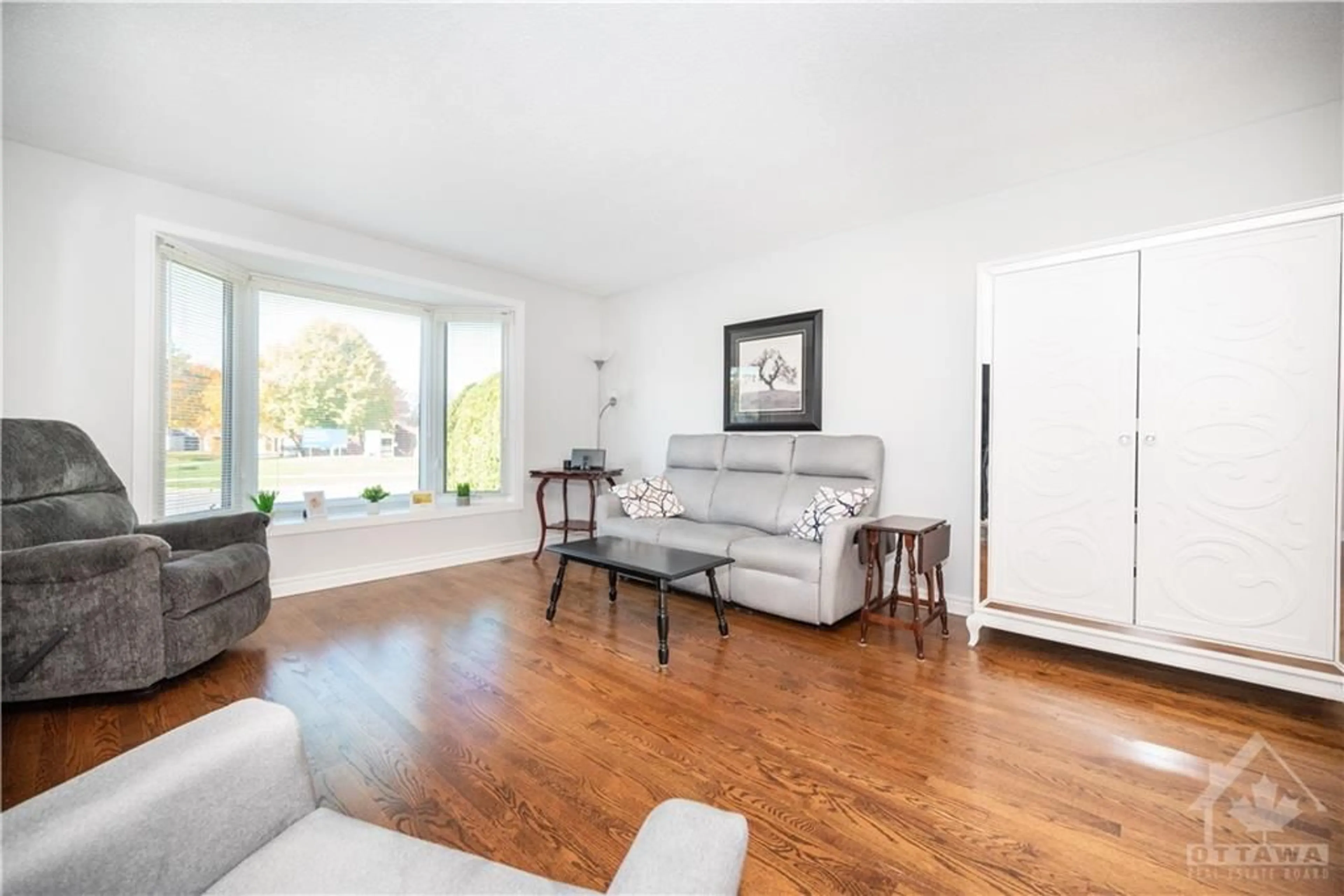 Living room, wood floors for 7858 DECARIE Dr, Ottawa Ontario K1C 2C8