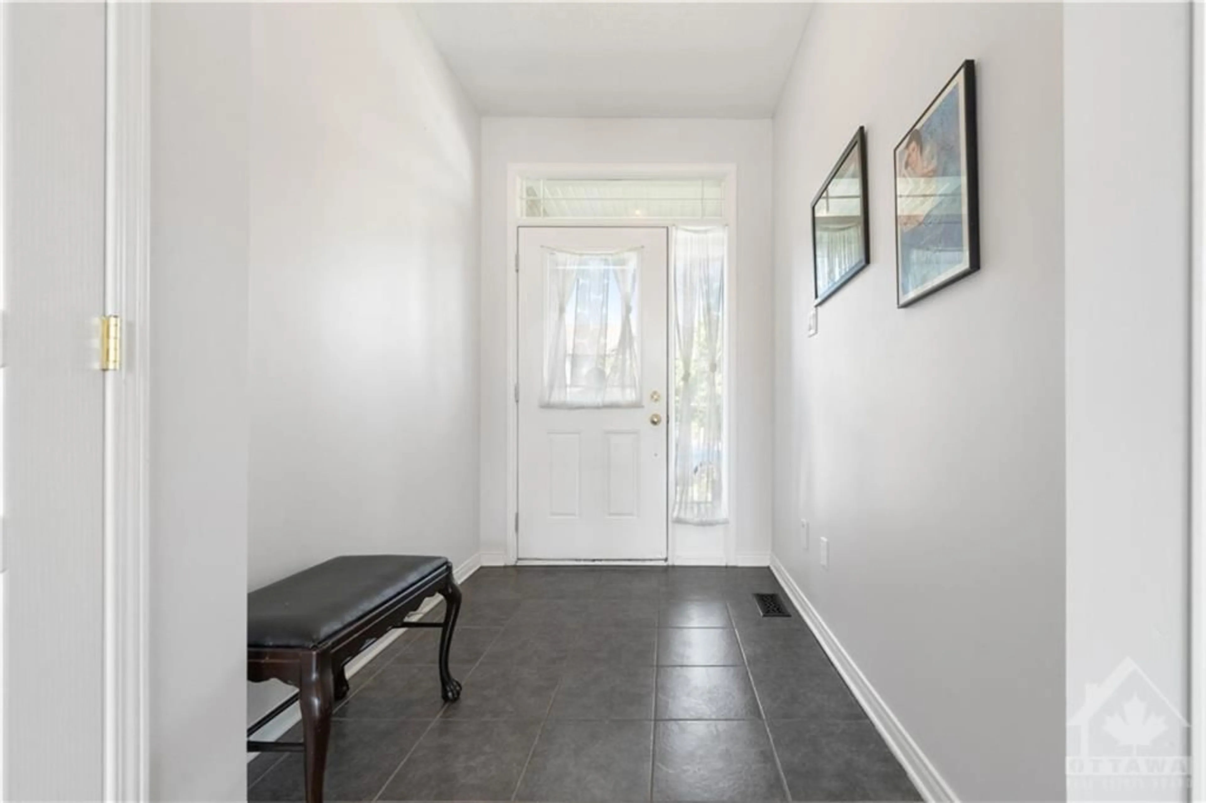 Indoor entryway, cement floor for 412 JUNE Crt, Ottawa Ontario K1W 0E2