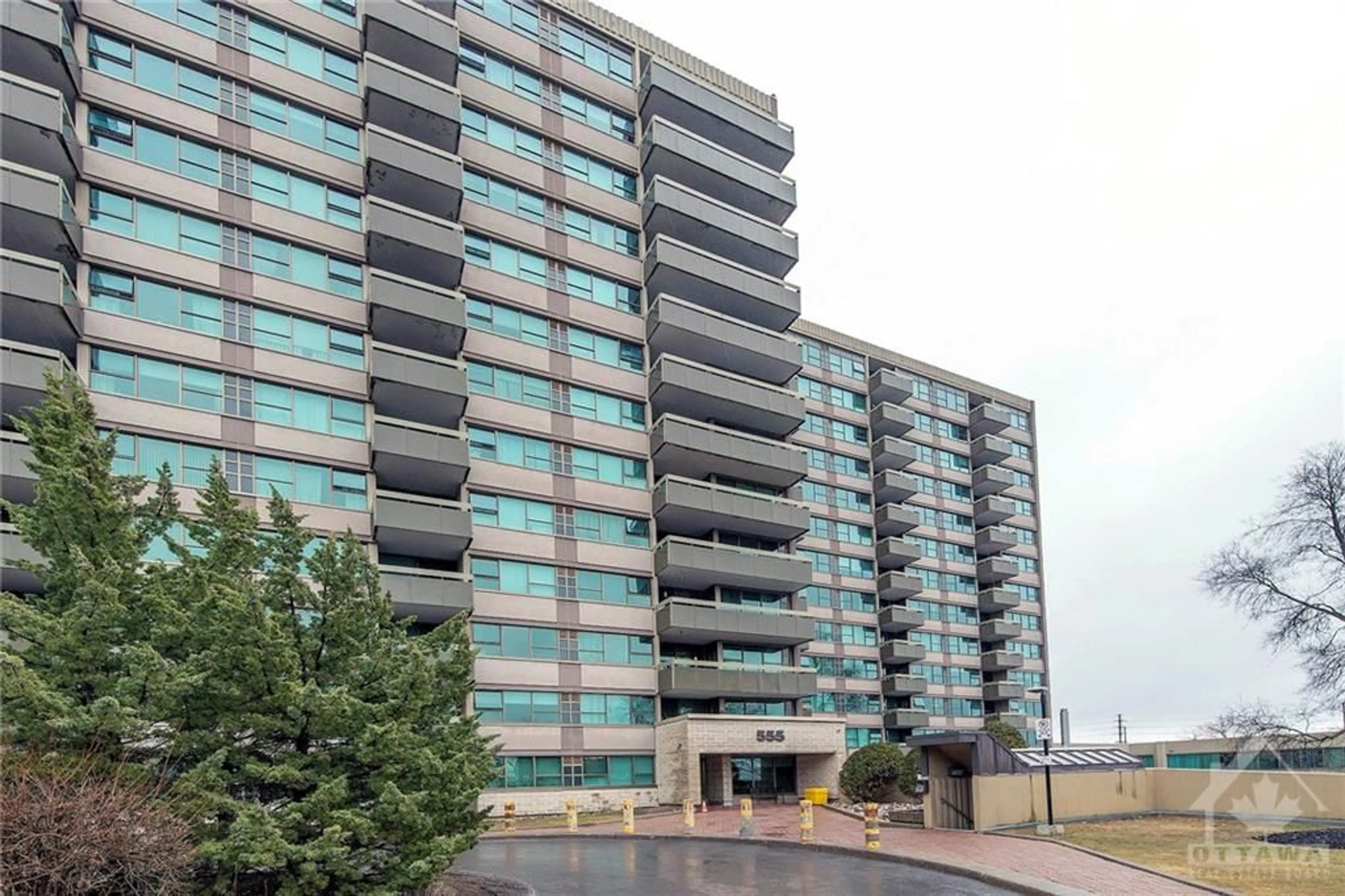 A pic from exterior of the house or condo for 555 BRITTANY Dr #814, Ottawa Ontario K1K 4C5