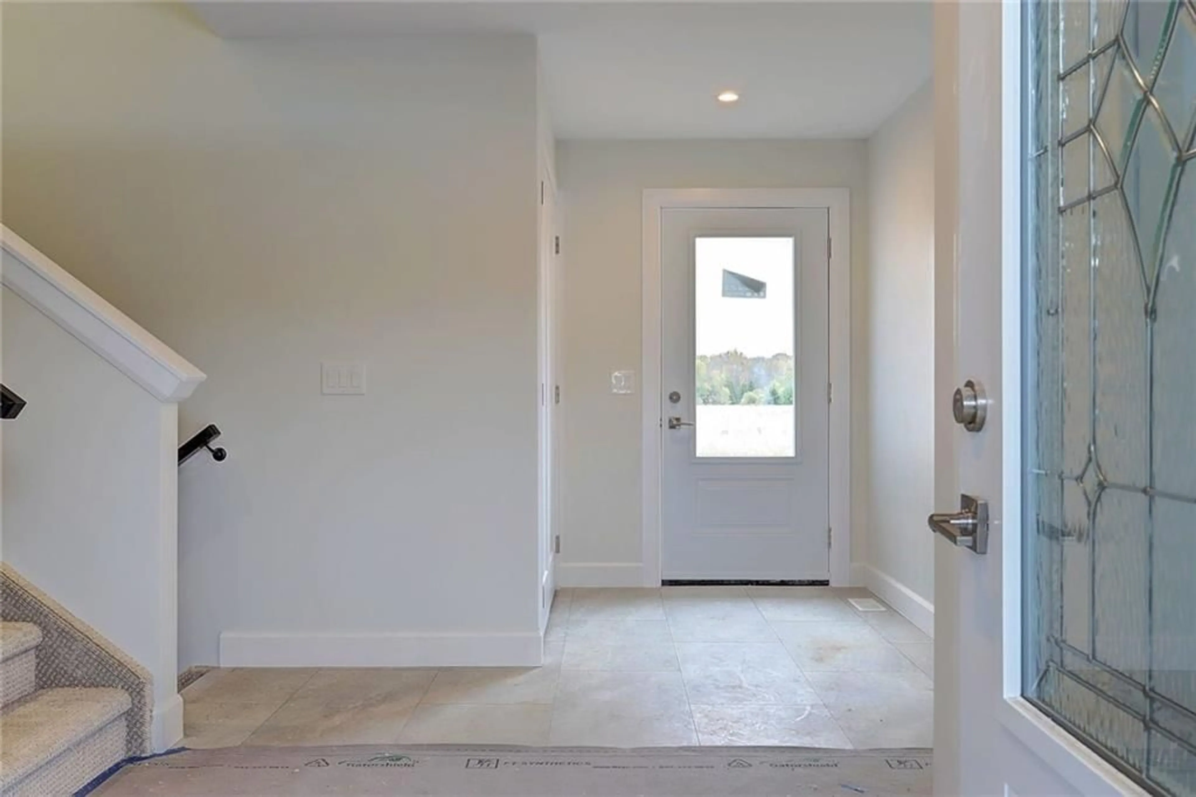 Indoor entryway, cement floor for 6273 COUNTY ROAD 46 Rd, Elizabethtown Ontario K6V 5T4