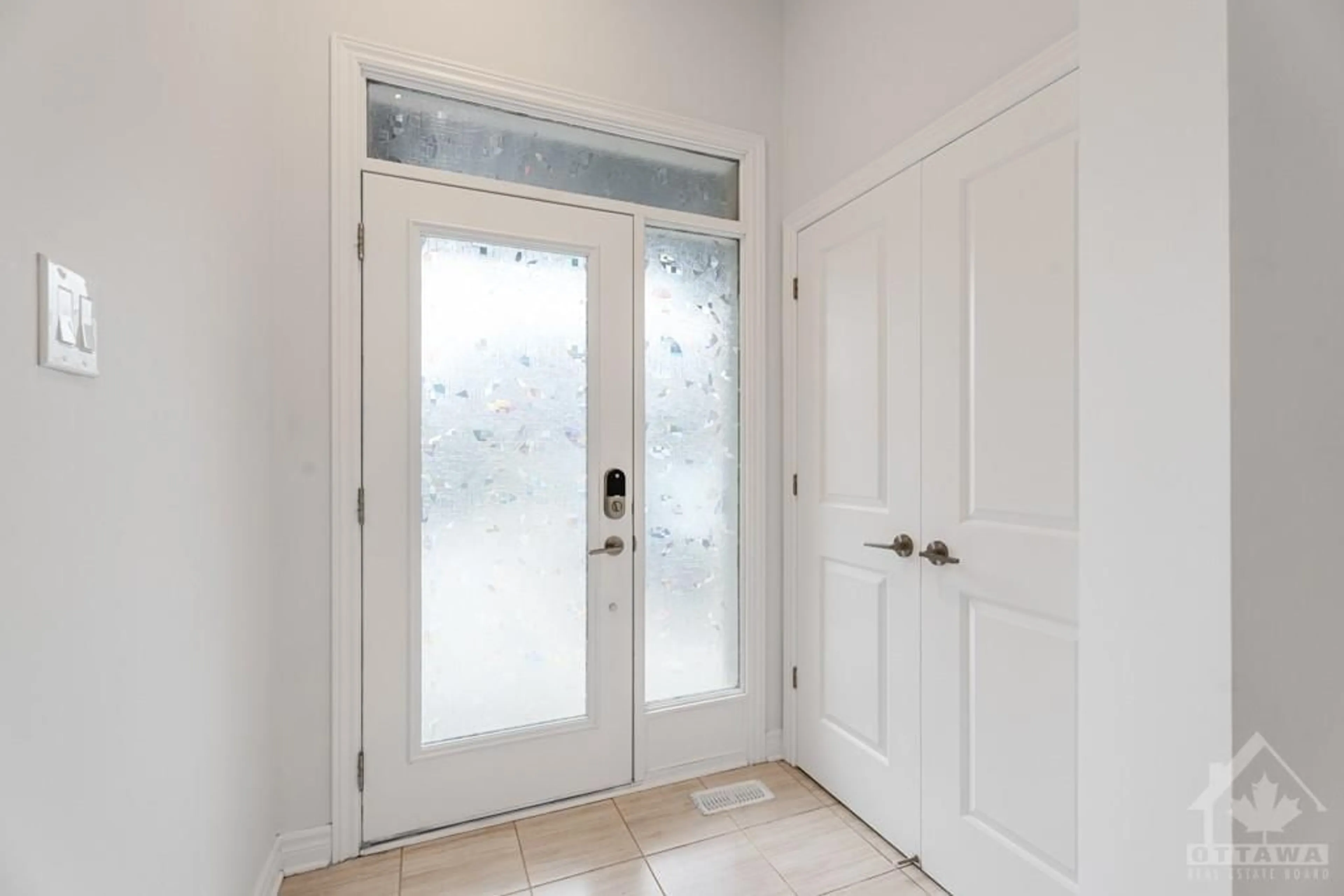 Indoor entryway, not visible floor for 734 CAPRICORN Cir, Ottawa Ontario K4M 0J4