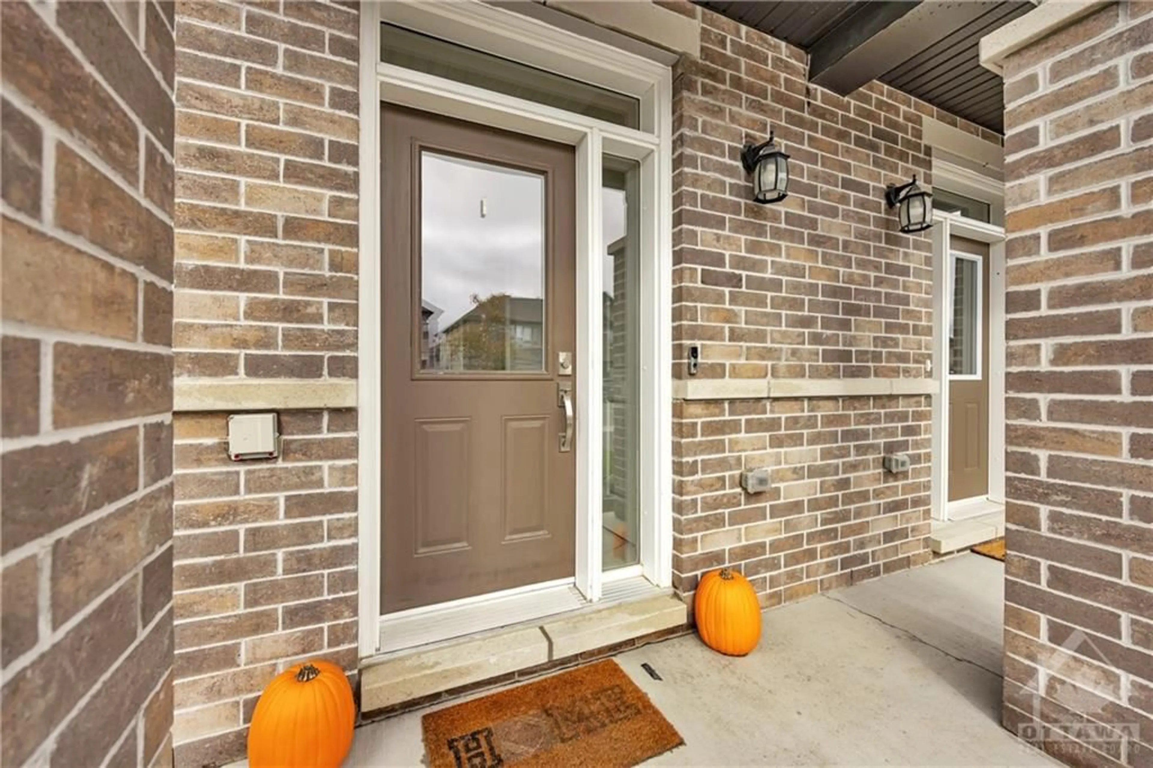 Indoor entryway, cement floor for 298 LIVERY St, Ottawa Ontario K2S 1E7