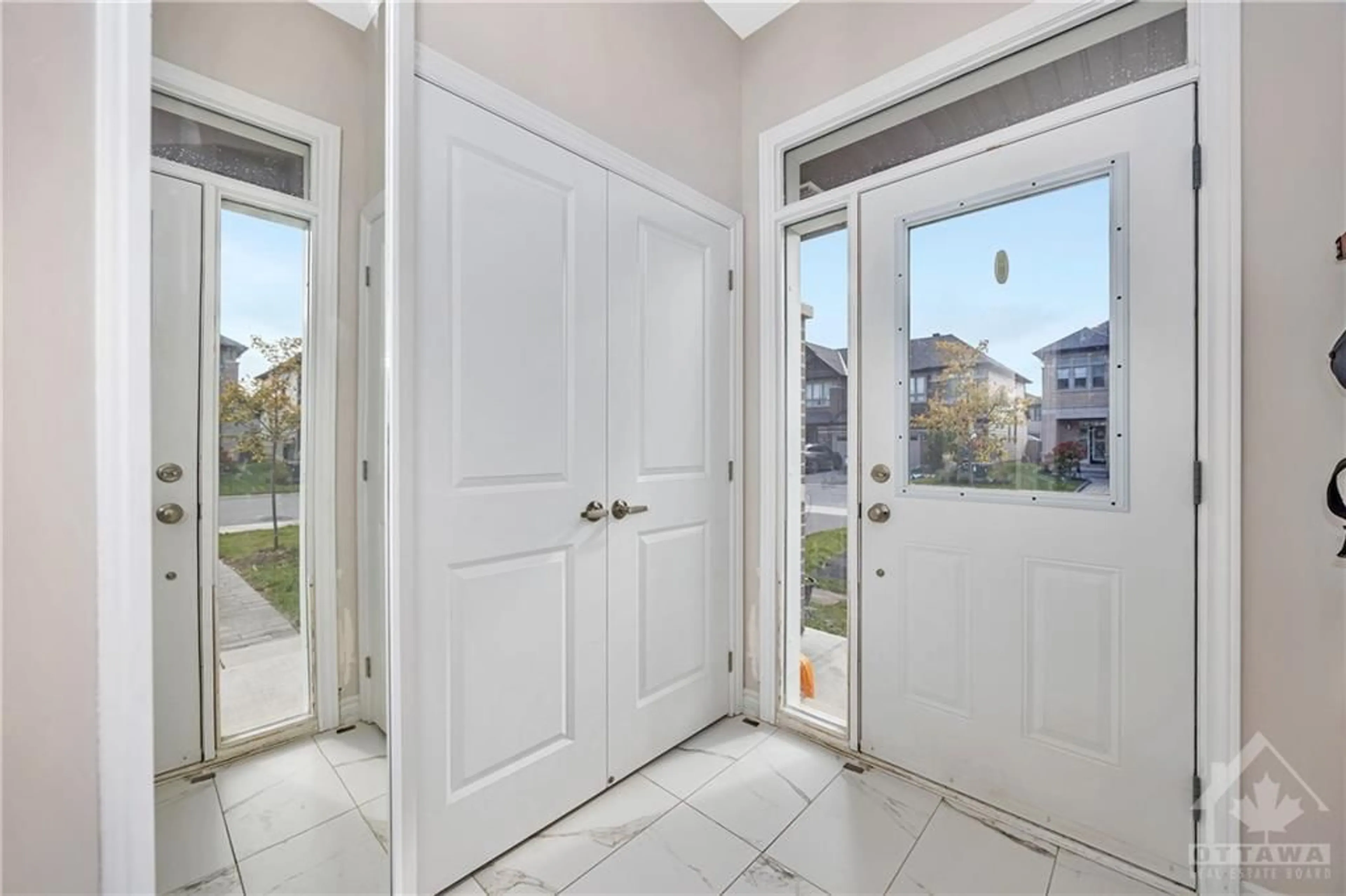 Indoor entryway, not visible floor for 298 LIVERY St, Ottawa Ontario K2S 1E7