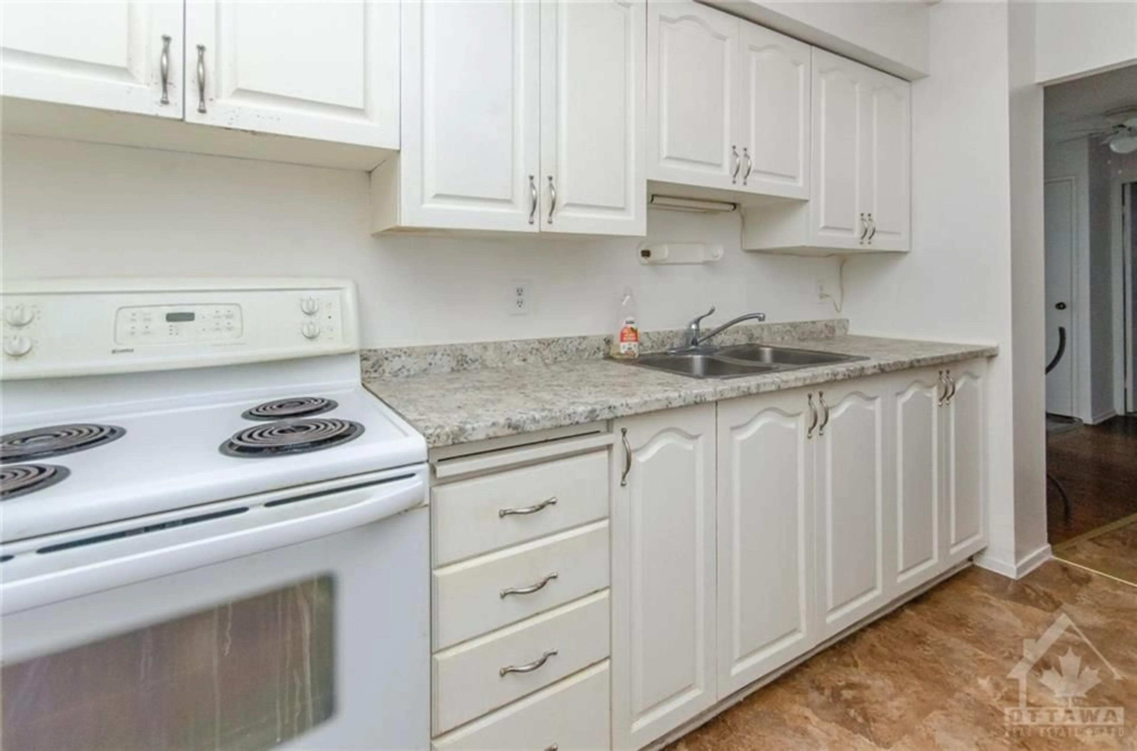 Standard kitchen, wood floors, cottage for 2400 VIRGINIA Dr #406, Ottawa Ontario K1H 8L3