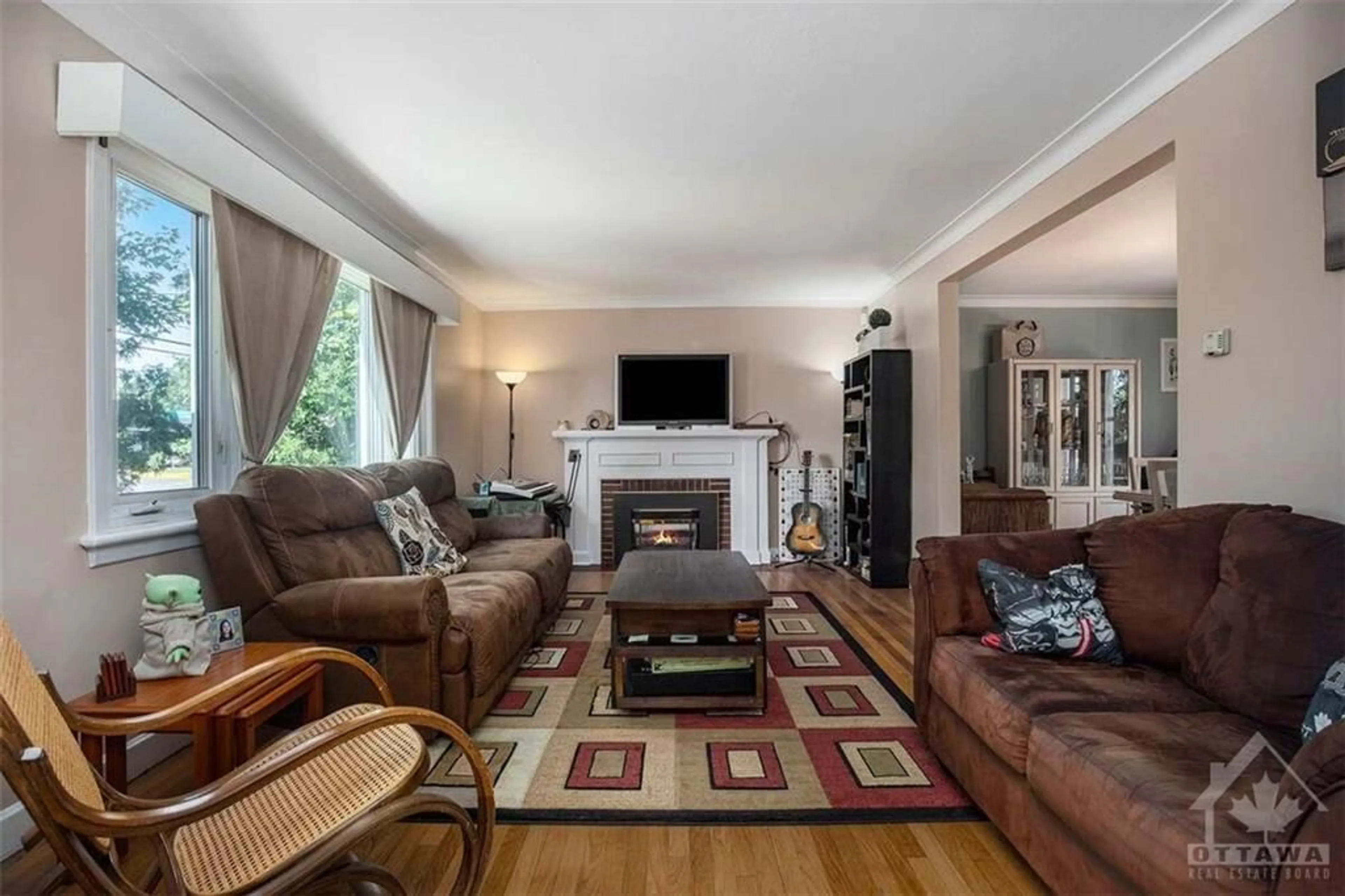 Living room, wood floors for 271 MCARTHUR Ave, Ottawa Ontario K1L 6P3