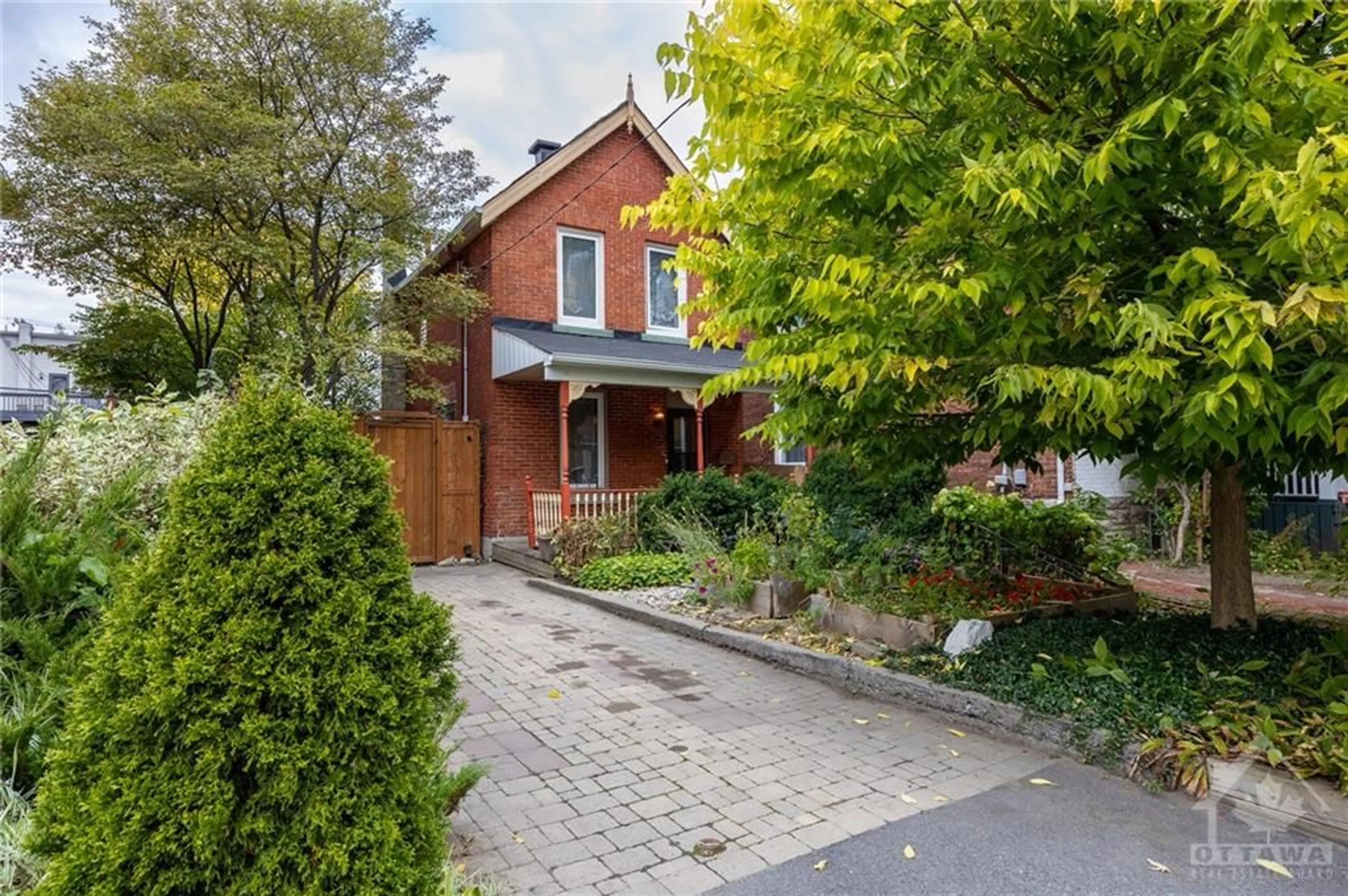 Home with brick exterior material for 541 MCLEOD St, Ottawa Ontario K1R 5R2