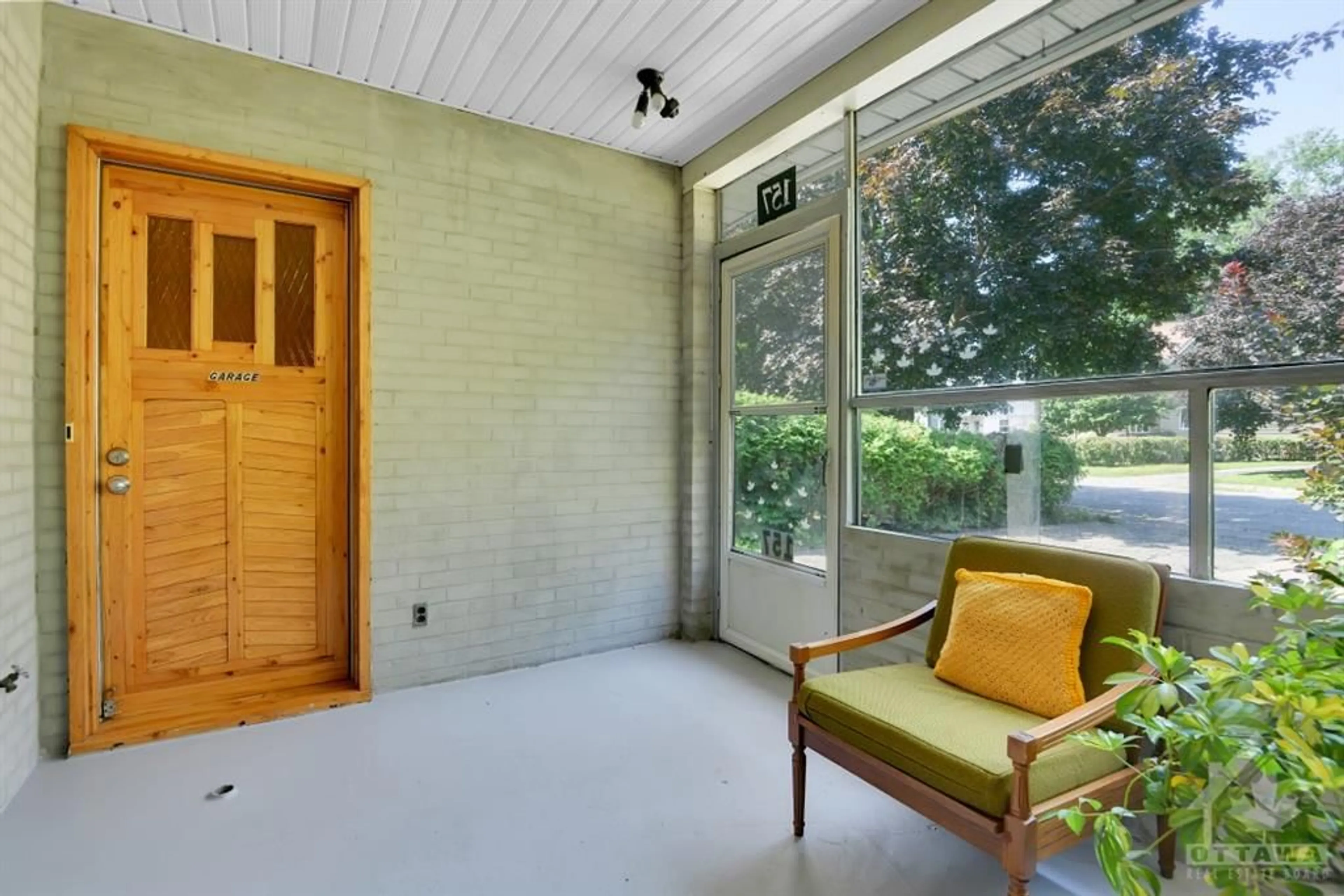 Indoor entryway, cement floor for 157 ANNA Ave, Ottawa Ontario K1Z 7V1