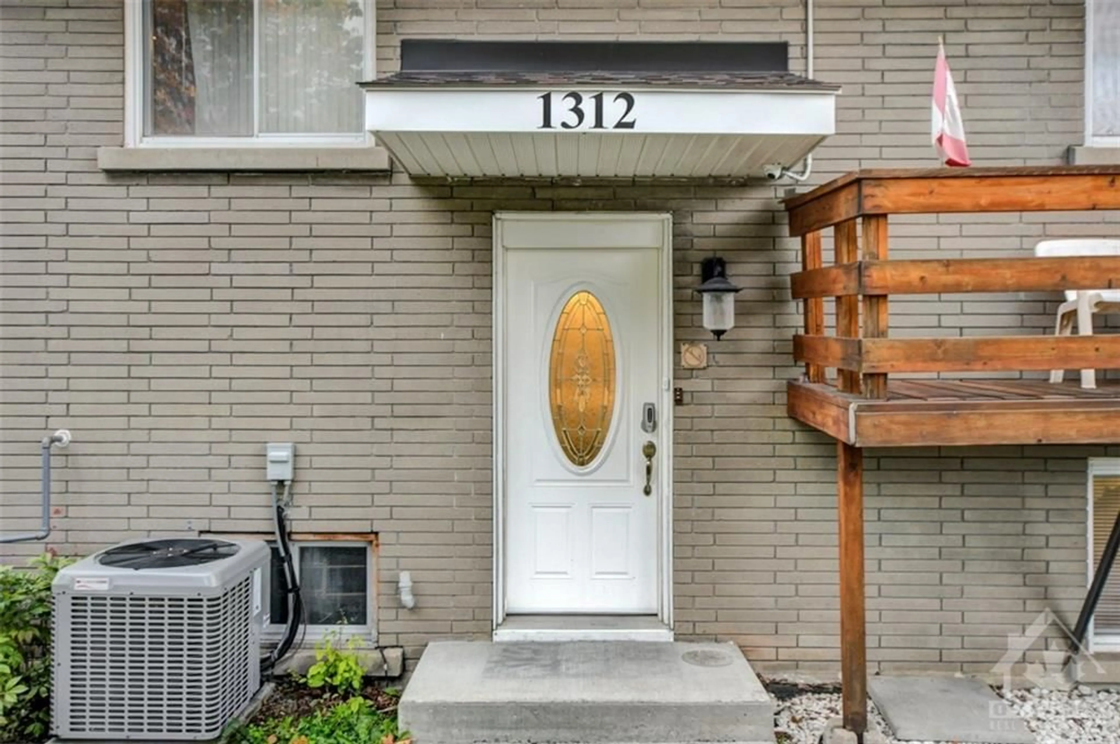 Indoor entryway for 1312 AVENUE R Ave, Ottawa Ontario K1G 0B9