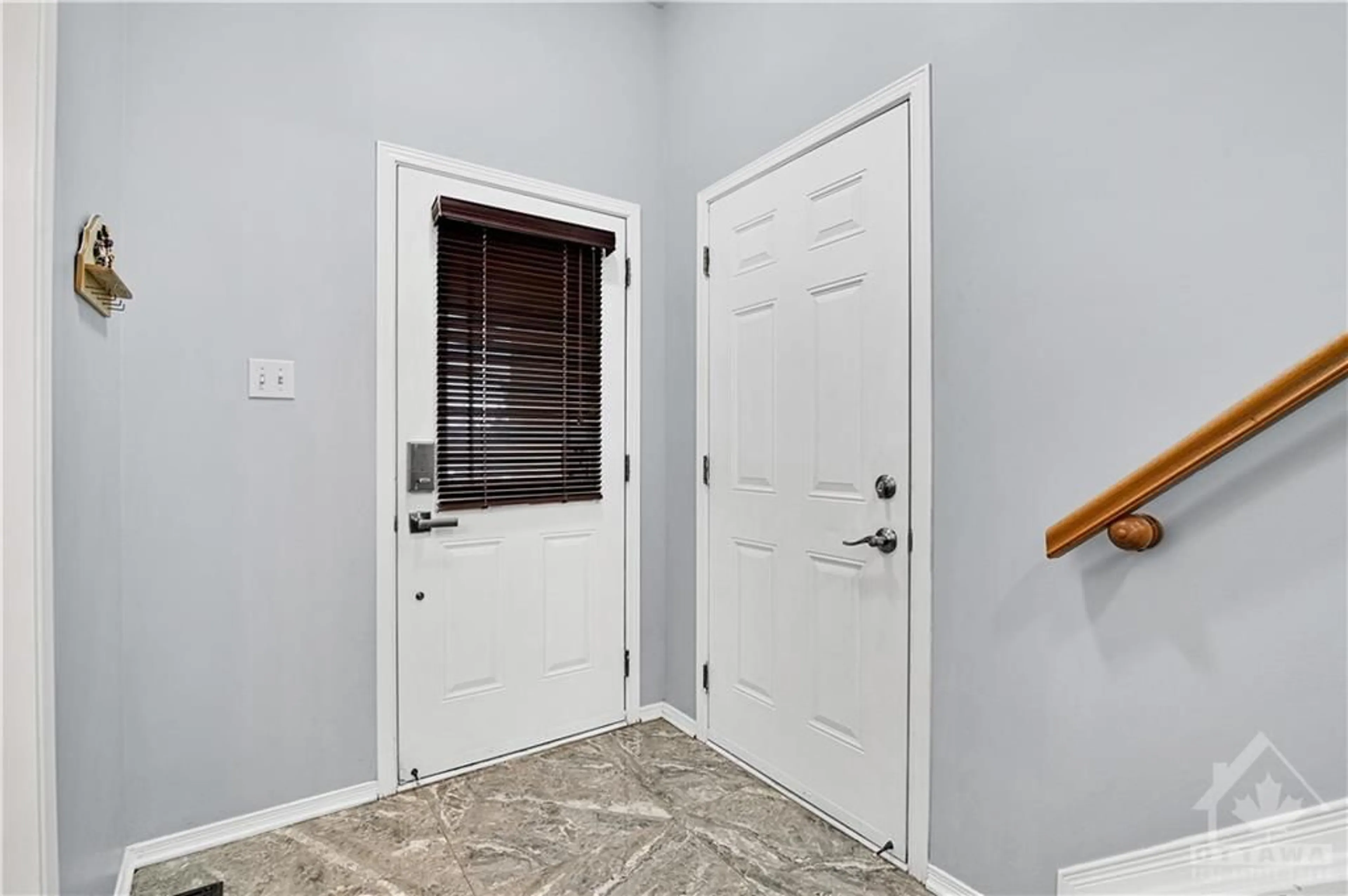 Indoor entryway, wood floors for 610 LOUIS TOSCANO Dr, Ottawa Ontario K4A 0B2