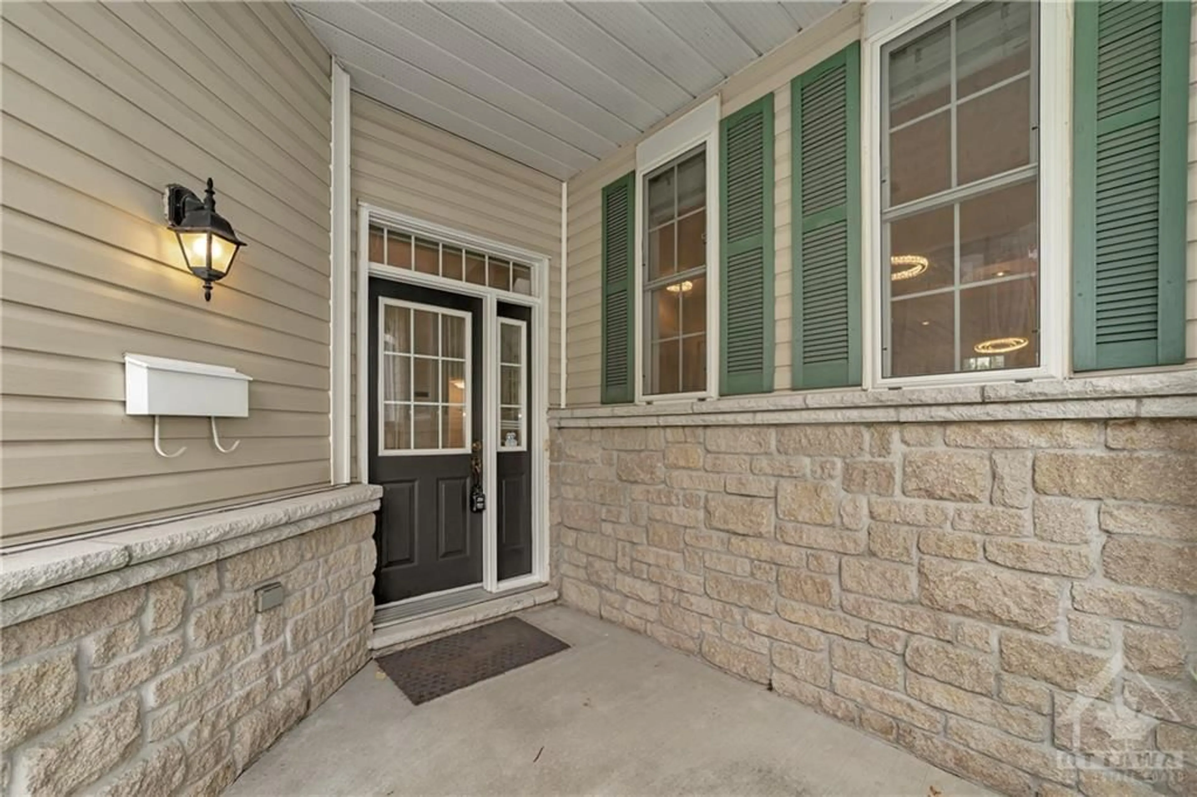 Indoor entryway, ceramic floors for 44 GRENGOLD Way, Ottawa Ontario K2T 1E2