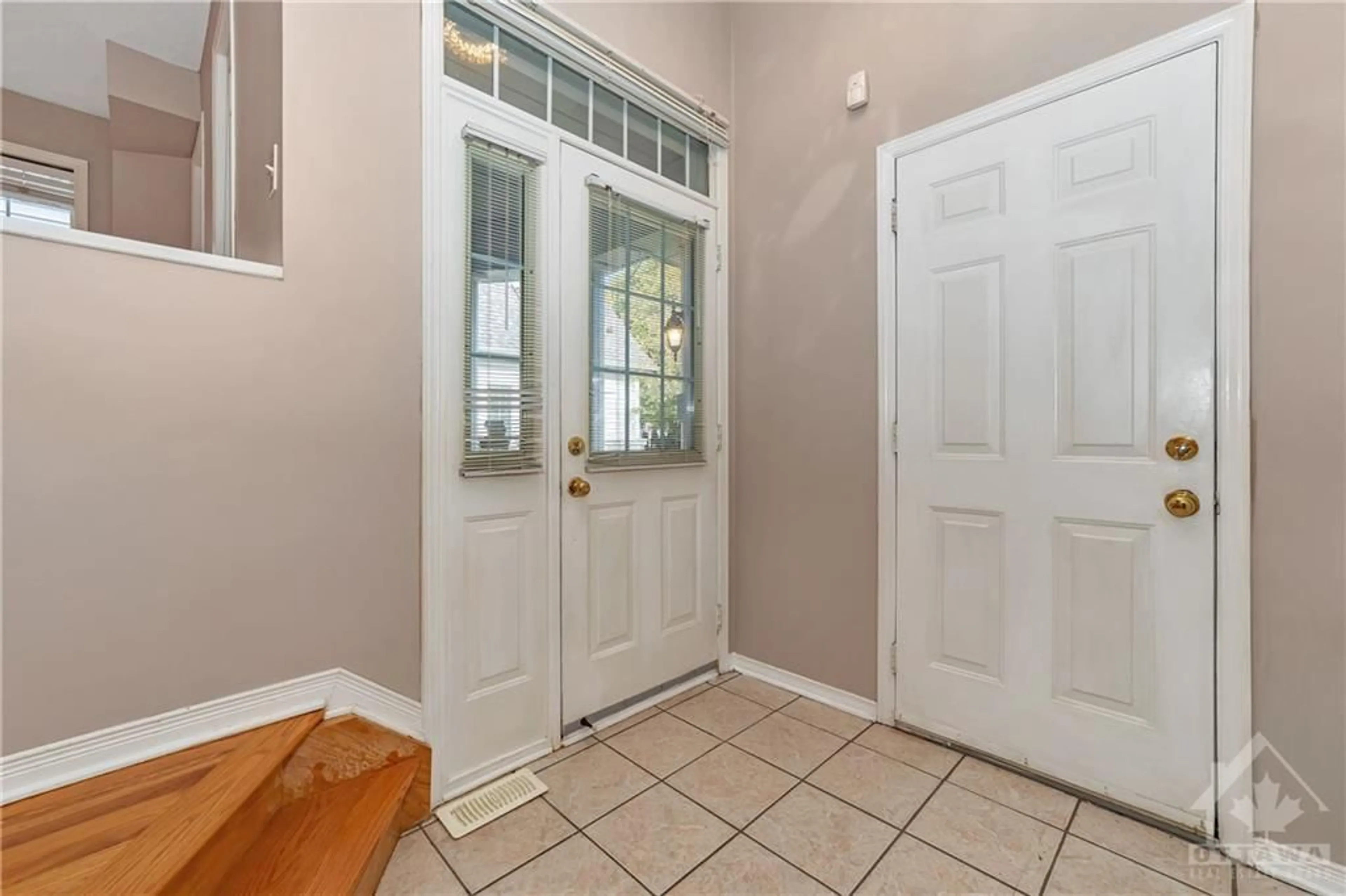 Indoor entryway, wood floors for 44 GRENGOLD Way, Ottawa Ontario K2T 1E2