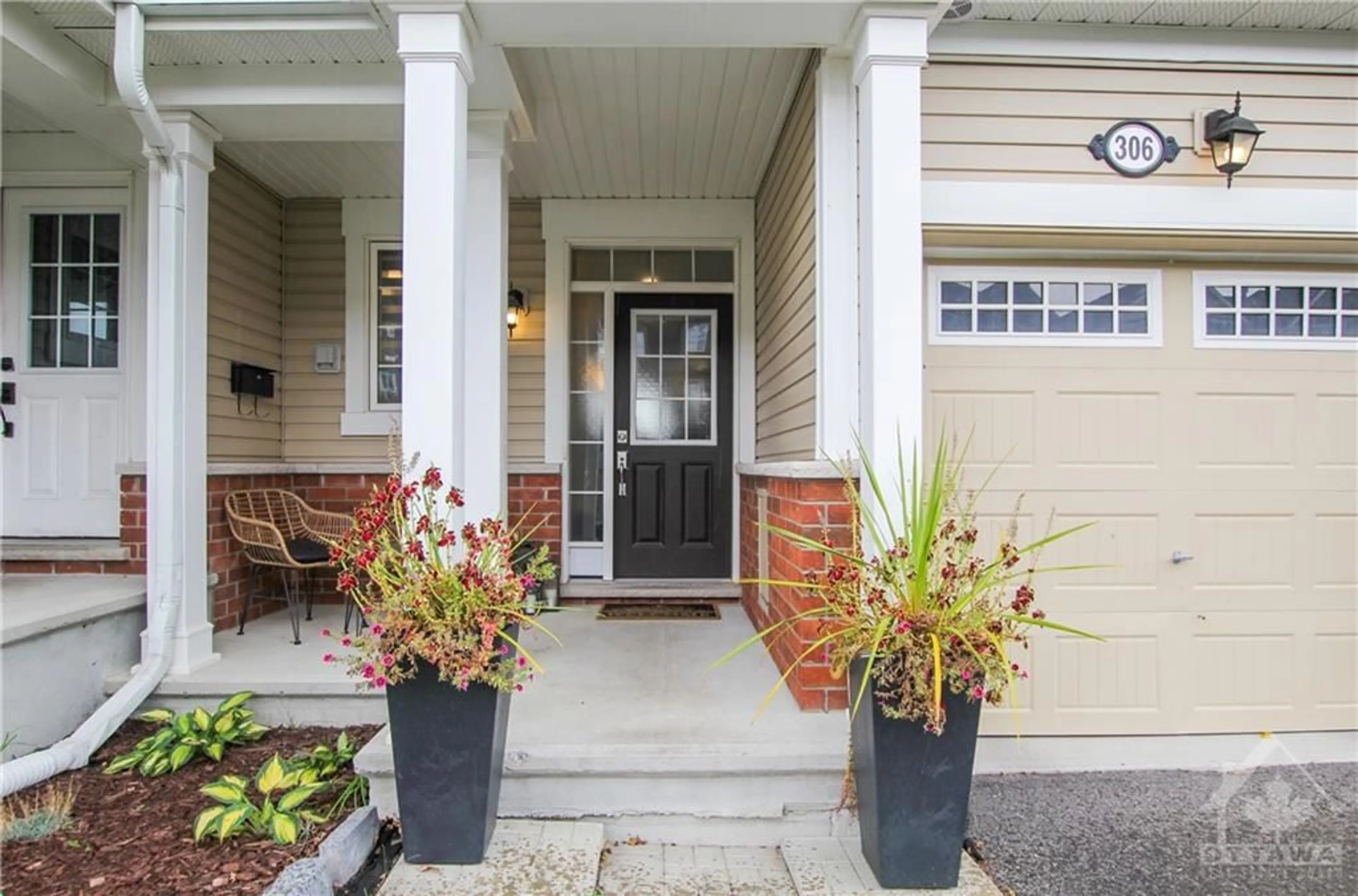 Indoor entryway, wood floors for 306 SWEETFERN Cres, Ottawa Ontario K4A 1A6