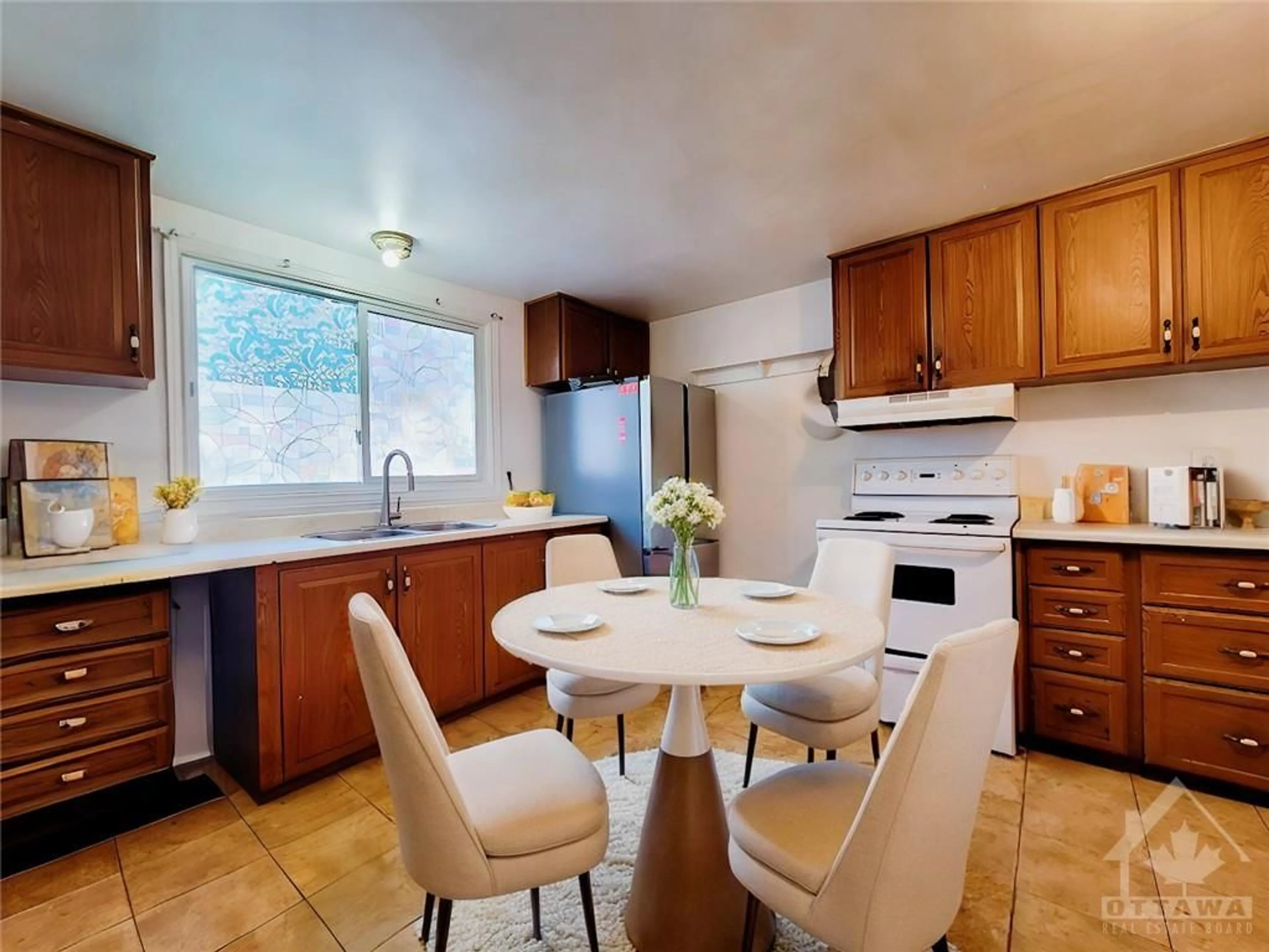 Standard kitchen, wood floors, cottage for 1468 HEATHERINGTON Rd #D, Ottawa Ontario K1V 6S1