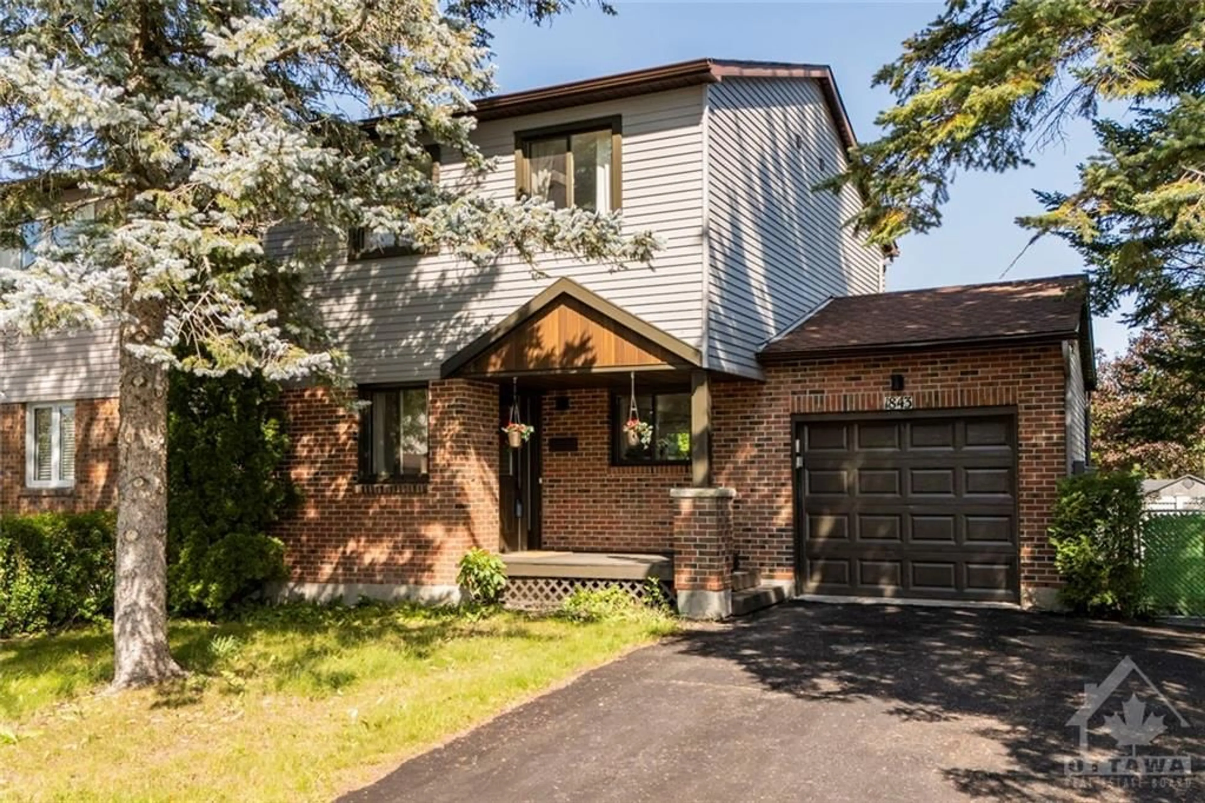 Home with brick exterior material for 1843 SIMARD Dr, Orleans Ontario K1C 3B4