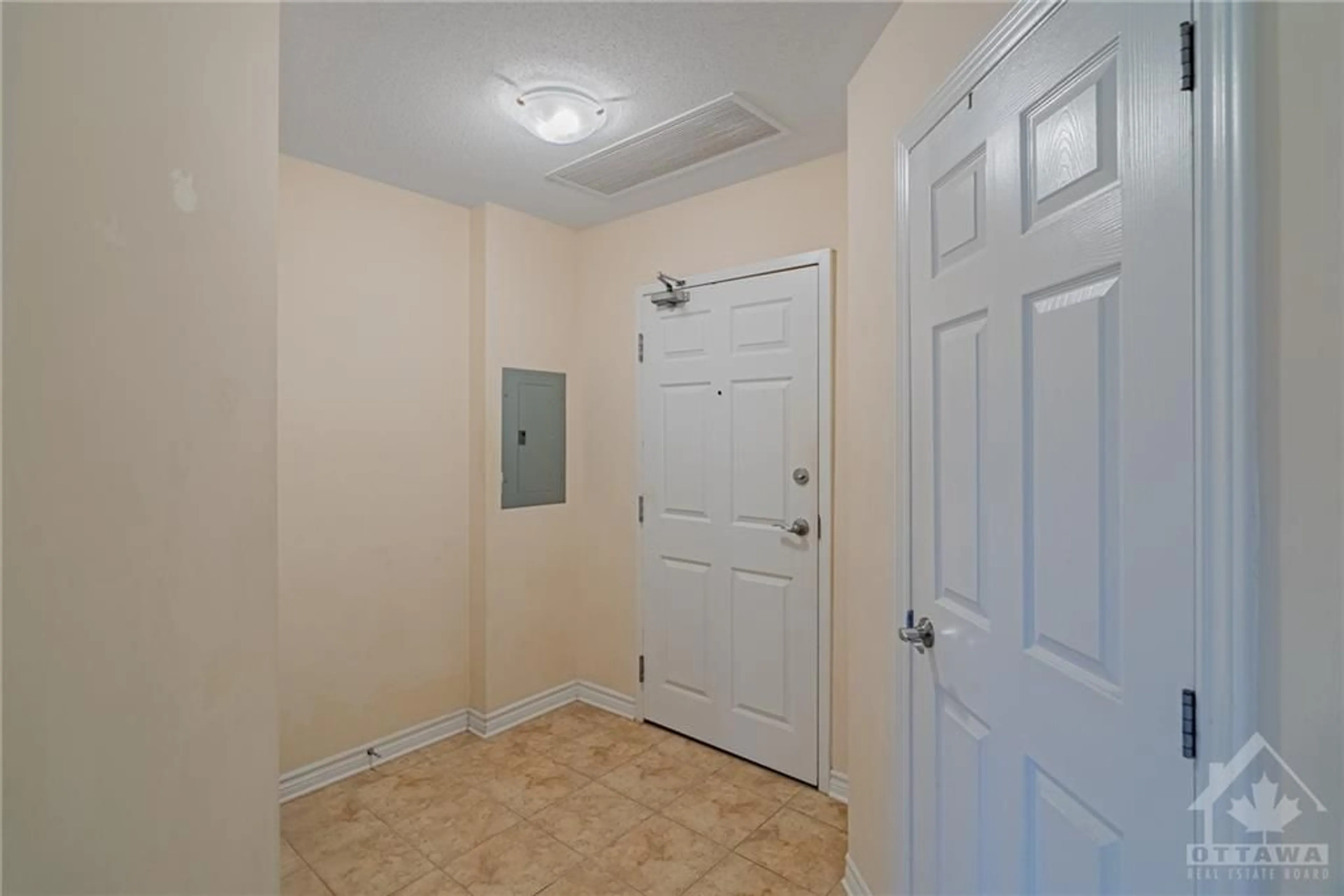 Indoor entryway, wood floors for 160 GUELPH Pvt #103, Kanata Ontario K2T 0C3