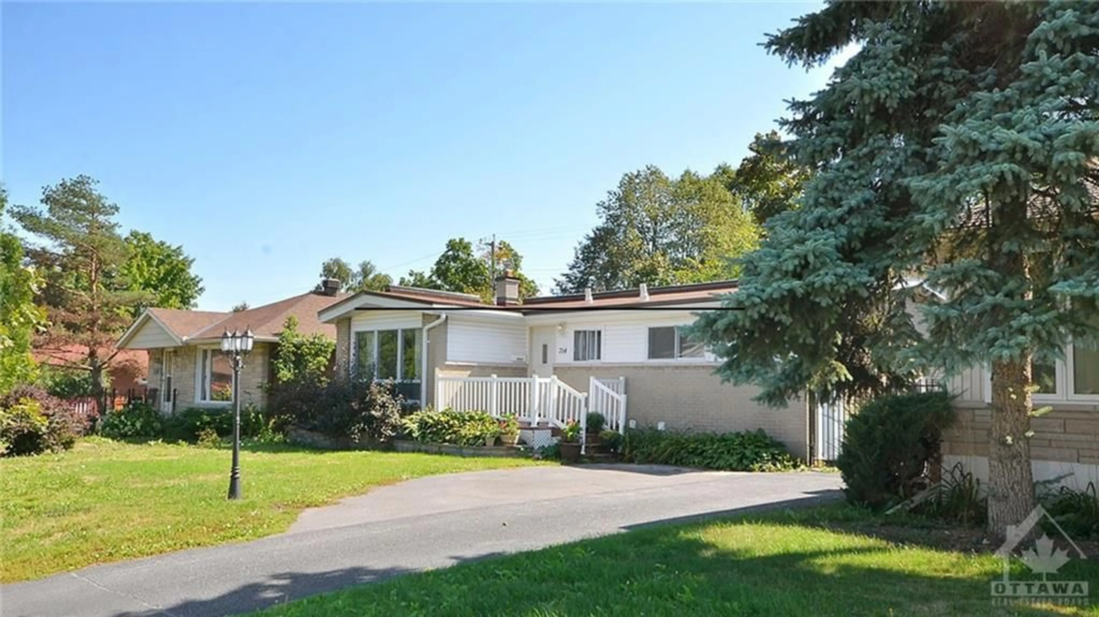 Frontside or backside of a home, the fenced backyard for 714 PLEASANT PARK Rd, Ottawa Ontario K1G 1Y4