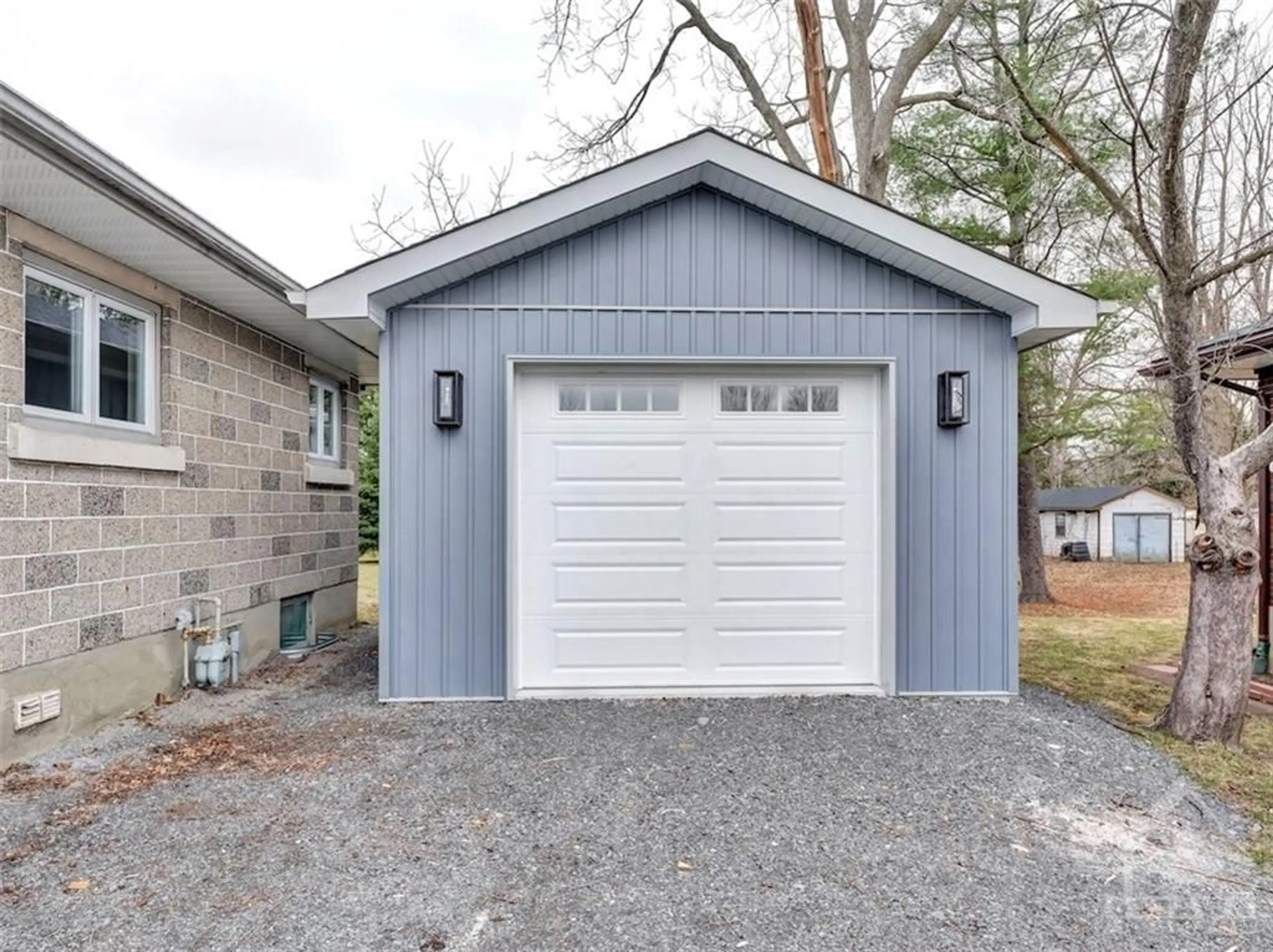 Indoor garage, cement floor for 5961 PERTH St, Ottawa Ontario K2A 2Z0